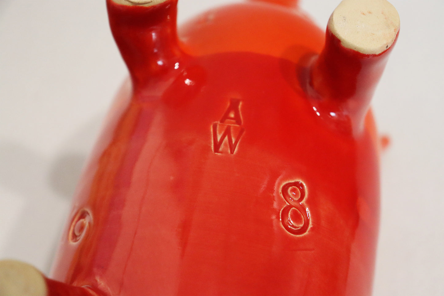 Original Keramik - Sparschwein von Anette Weber, Unterseite mit Signaturstempel "AW", Farbe rot und orange, erhältlich bei Galerie Waldbach - What The Artist Made