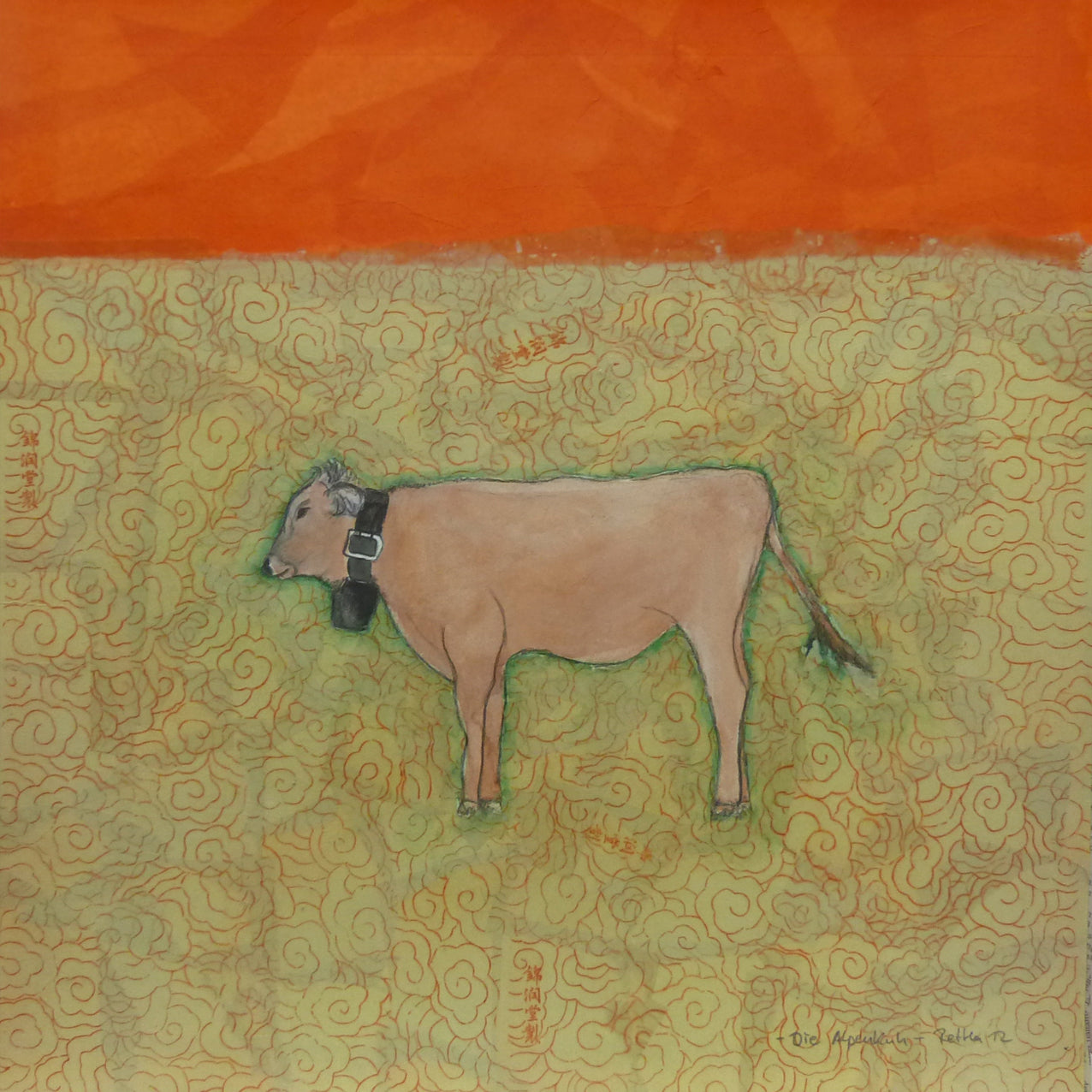 Original Malerei Mischtechnik / Collage und Zeichnung von Beret Hamann, Titel „Die Alpenkuh“ – Kuh auf Collage asiatischer Muster, Hintergrund in Orange, Titel und Signatur unten rechts, erhältlich bei Galerie Waldbach - What The Artist Made