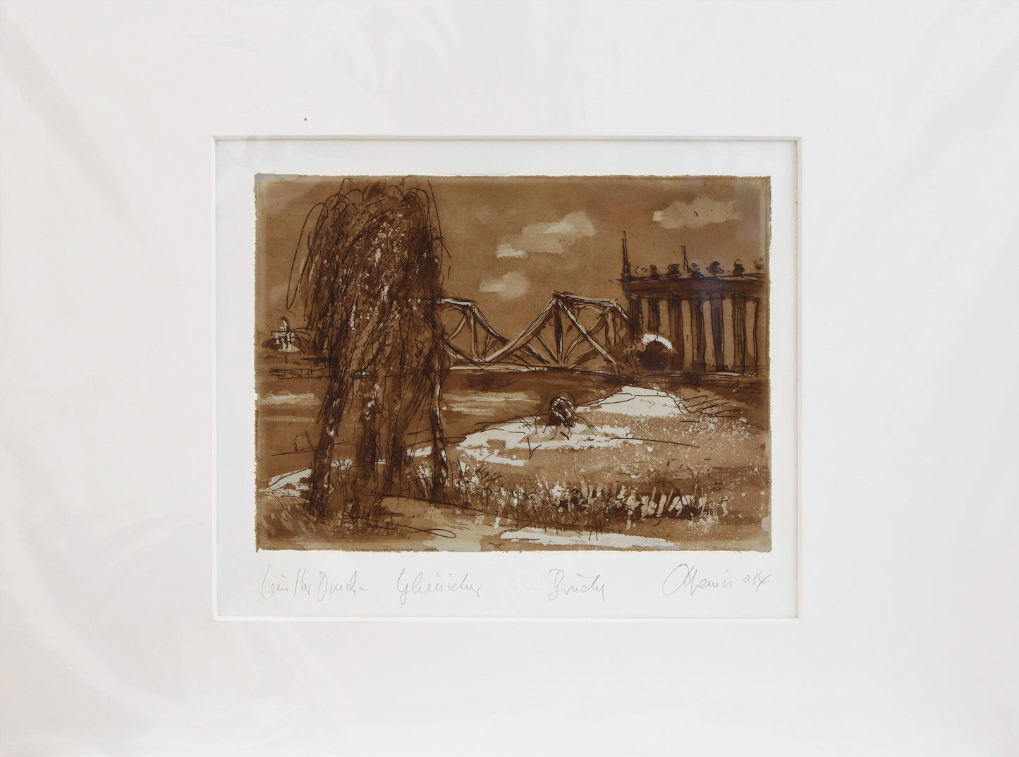 Radierung, signiert von Christian Heinze, Titel „Glienicker Brücke“ – Radierung im Passepartout, Büttenpapier, Blick zur Glienicker Brücke von Potsdam aus, im Vordergrund Weidenbaum, im Hintergrund Kolonnaden und Brücke, Potsdamer historische Architektur. Unten am Bildrand der Bildtitel, Prägestempel und Signatur. In Sepiatönen - erhältlich bei Galerie Waldbach - What The Artist Made