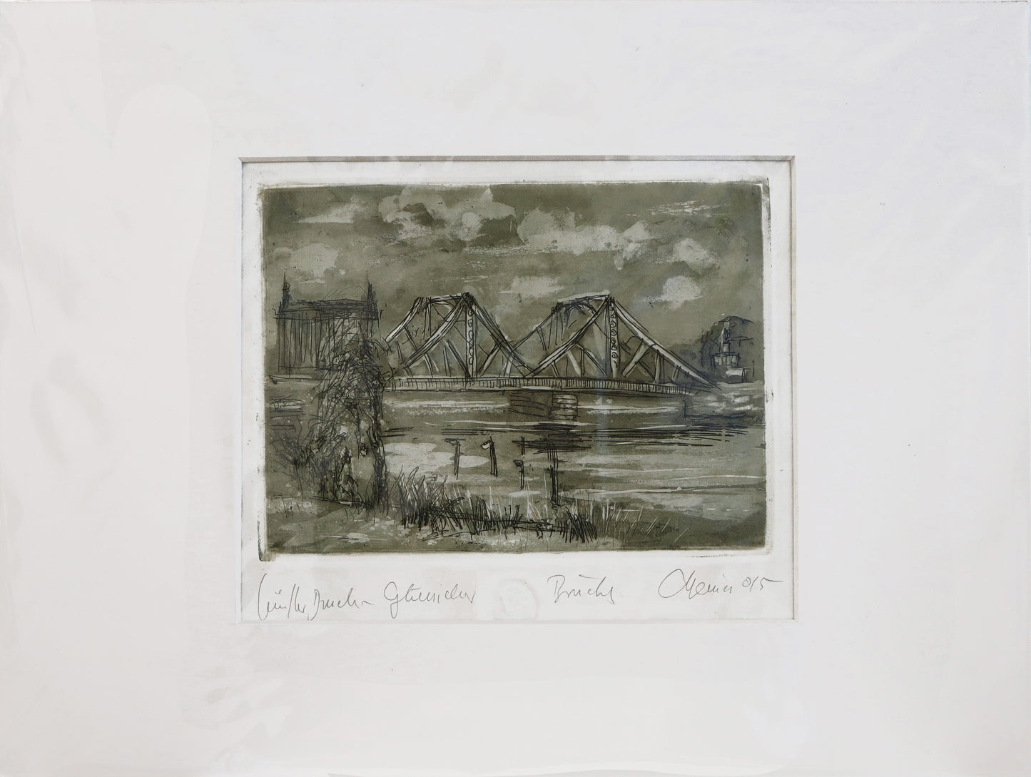 Radierung, signiert von Christian Heinze, Titel „Glienicker Brücke“ – Radierung im Passepartout, Büttenpapier, Blick zur Glienicker Brücke von Potsdam aus, im Vordergrund Wasser der Havel, Potsdamer historische Architektur. Unten am Bildrand der Bildtitel und Signatur. In Grautönen - erhältlich bei Galerie Waldbach - What The Artist Made