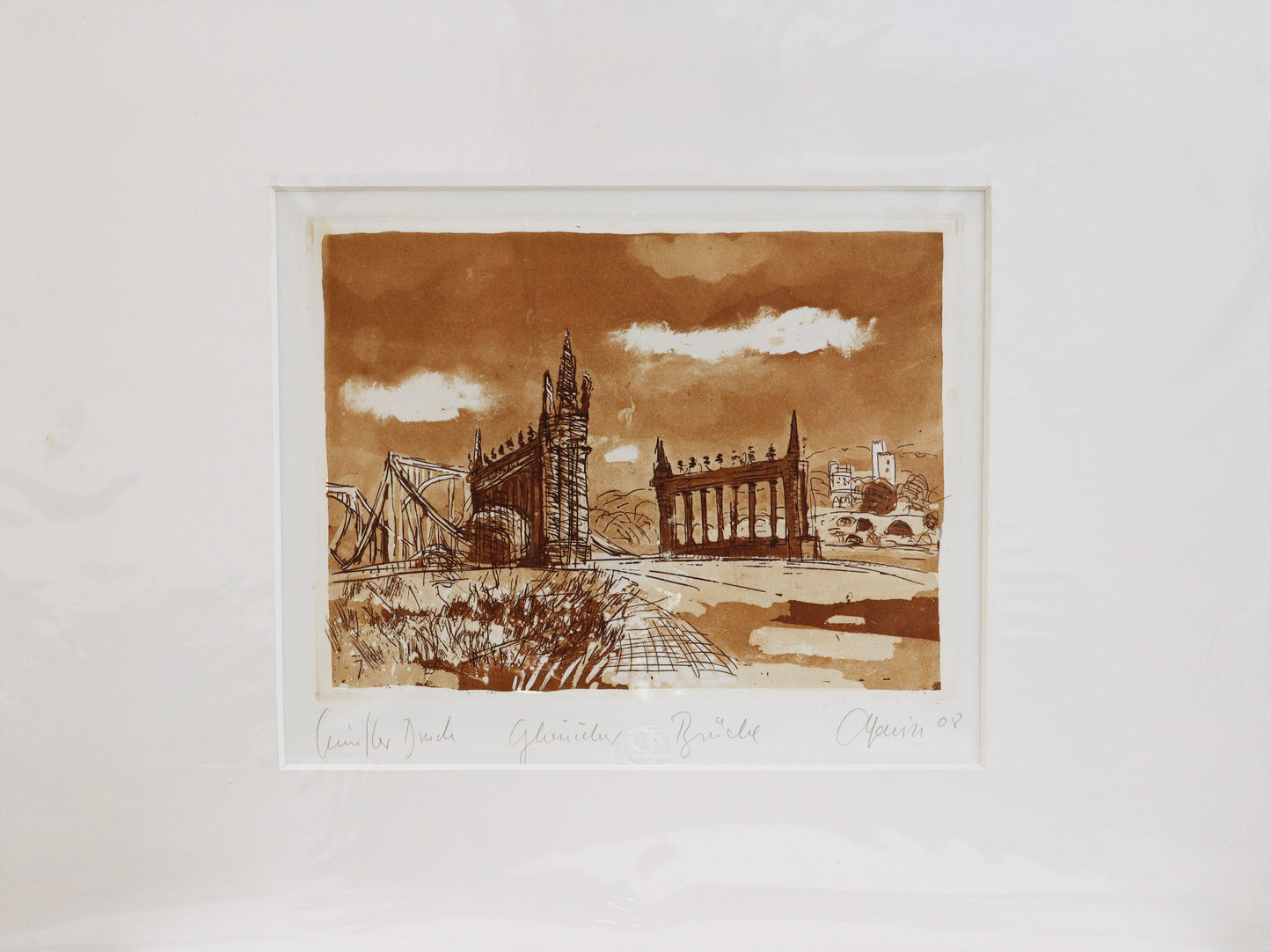 Radierung, signiert von Christian Heinze, Titel „Glienicker Brücke“ – Radierung im Passepartout, Büttenpapier, Blick zu den Kolonnaden und Glienicker Brücke von Potsdam aus, im Vordergrund Straße und Kolonnaden, im Hintergrund Glienicker Brücke und Schloss Babelsberg, Potsdamer historische Architektur. Unten am Bildrand der Bildtitel, Prägestempel und Signatur. In Sepiatönen - erhältlich bei Galerie Waldbach - What The Artist Made