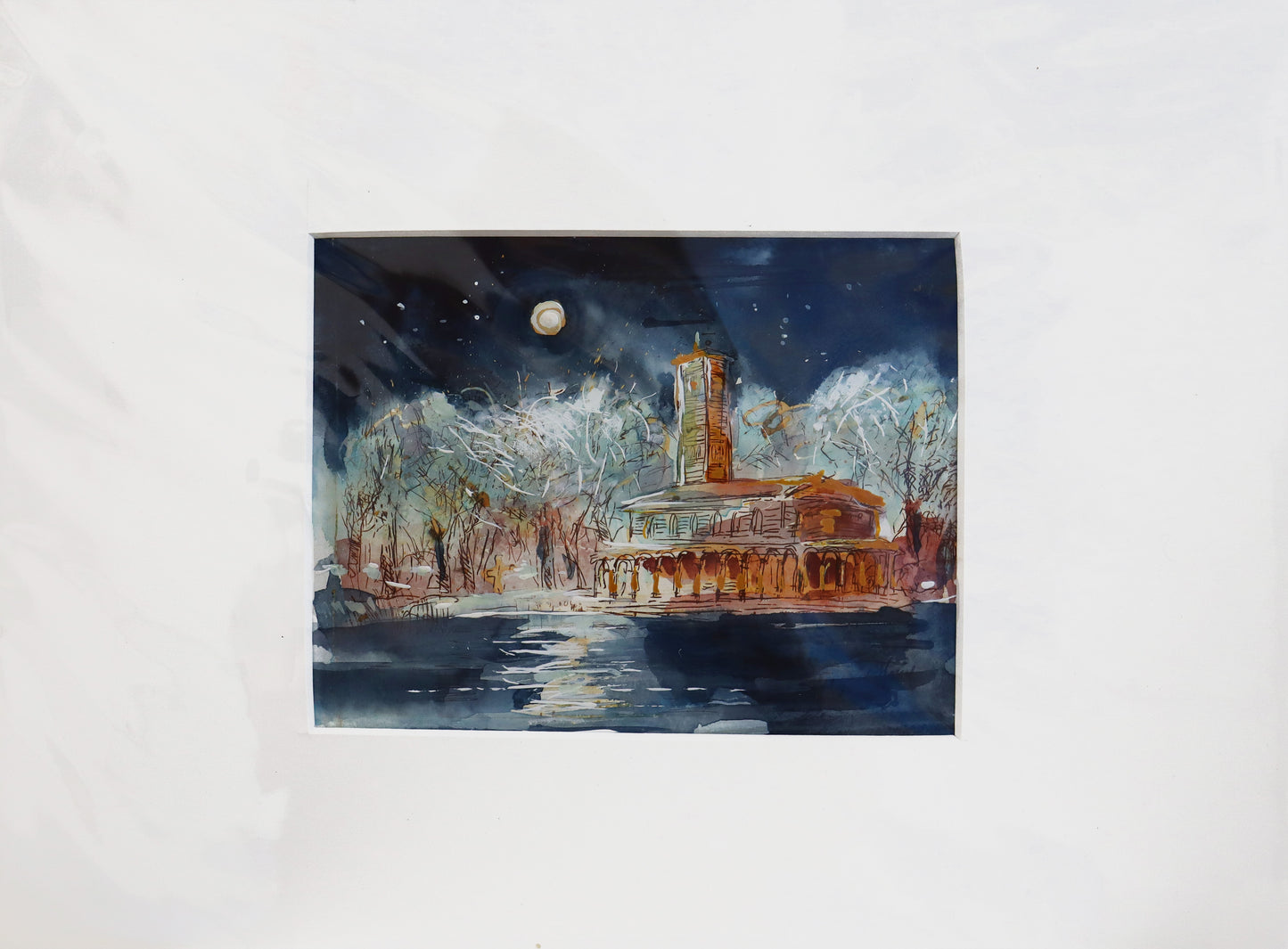 Radierung, signiert von Christian Heinze, Titel „Heilandskirche Sacrow“ – Farbige Radierung und Aquarell, Büttenpapier in Passepartout, Blick zur Heilandskirche vom Glienicker Park aus, im Vordergrund Wasser der Havel, Potsdamer historische Architektur. In gedeckten Farben, Nachtstimmung mit Vollmond, winterlich - erhältlich bei Galerie Waldbach - What The Artist Made