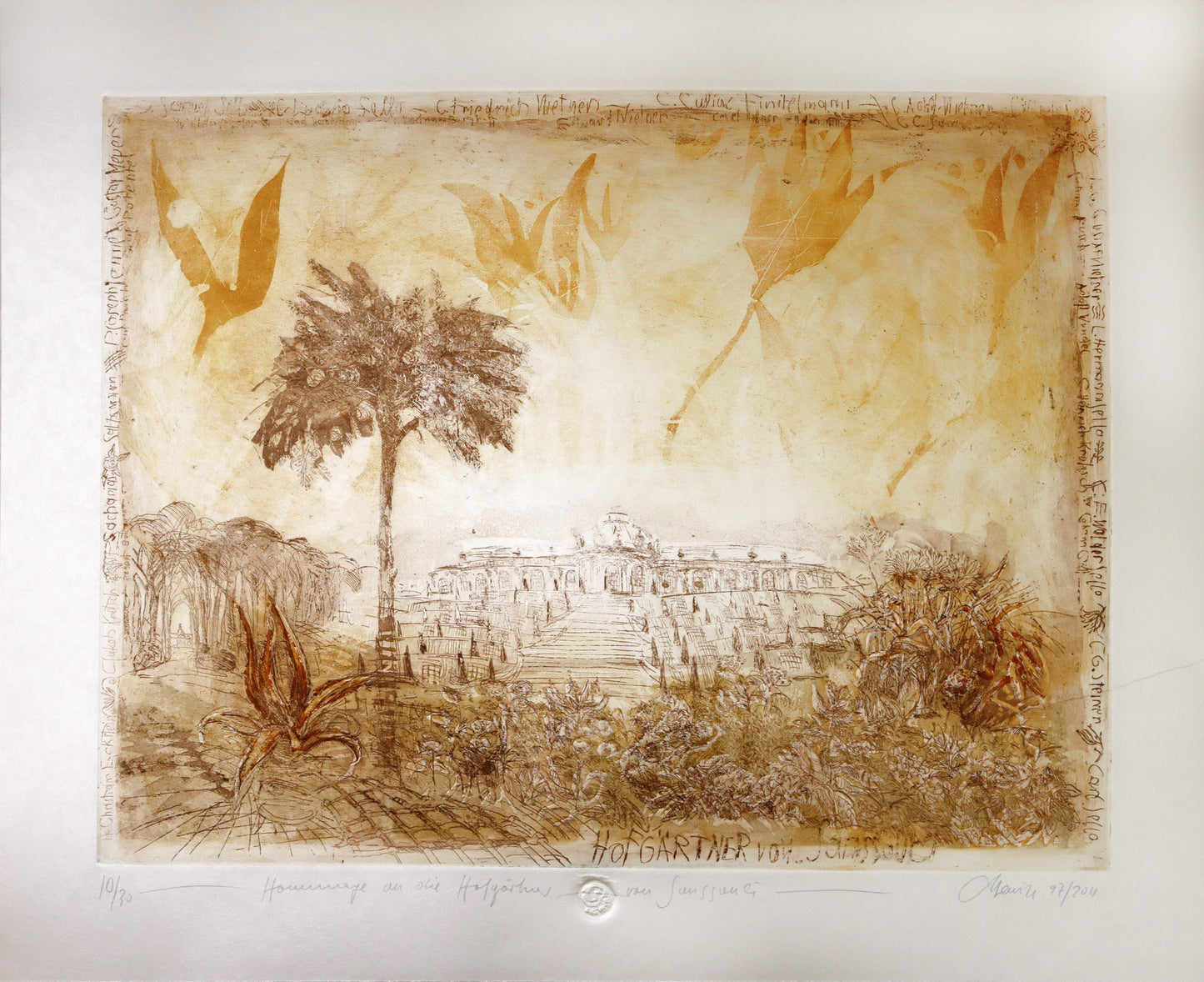 Radierung, signiert von Christian Heinze, Titel „Hommage an die Hofgärtner von Sanssouci“ – Farbige Radierung, Büttenpapier, Blick zum Schloss Sanssouci hinter Bäumen und Sträuchern, unten am Bildrand der Bildtitel, weitere Schriftelemente um den Bildrand. in Ockertönen, erhältlich bei What The Artist Made.