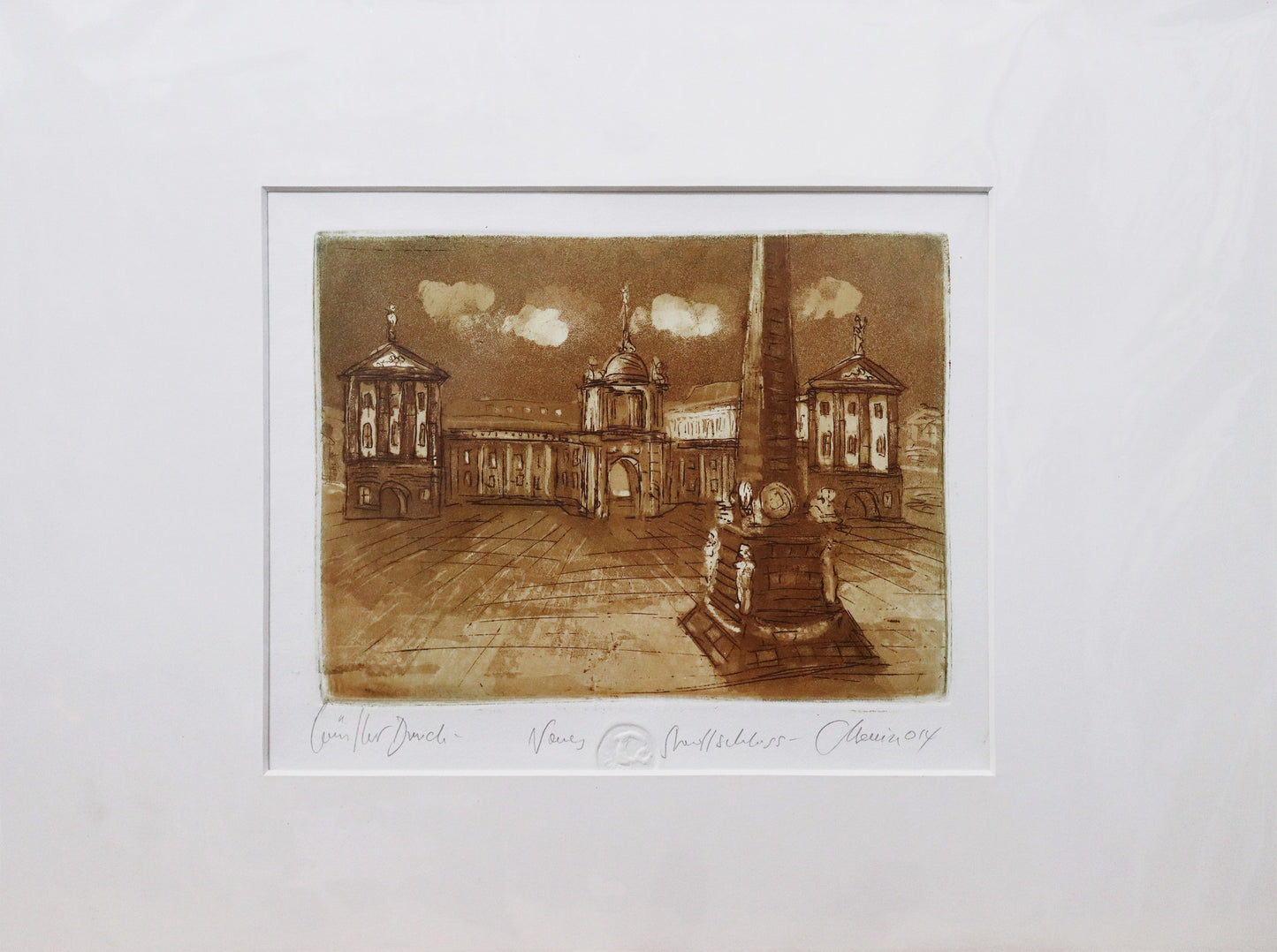 Radierung, signiert von Christian Heinze, Titel „Neues Stadtschloss“ – Farbige Radierung, Büttenpapier mit Büttenrand, Blick zum Neuen Stadtschloss auf dem Alten Markt in Potsdam mit Obelisk im Vordergrund. Potsdamer historische Architektur. Unten am Bildrand der Bildtitel und Signatur. In Sepiatönen, mit Passepartout - erhältlich bei Galerie Waldbach - What The Artist Made