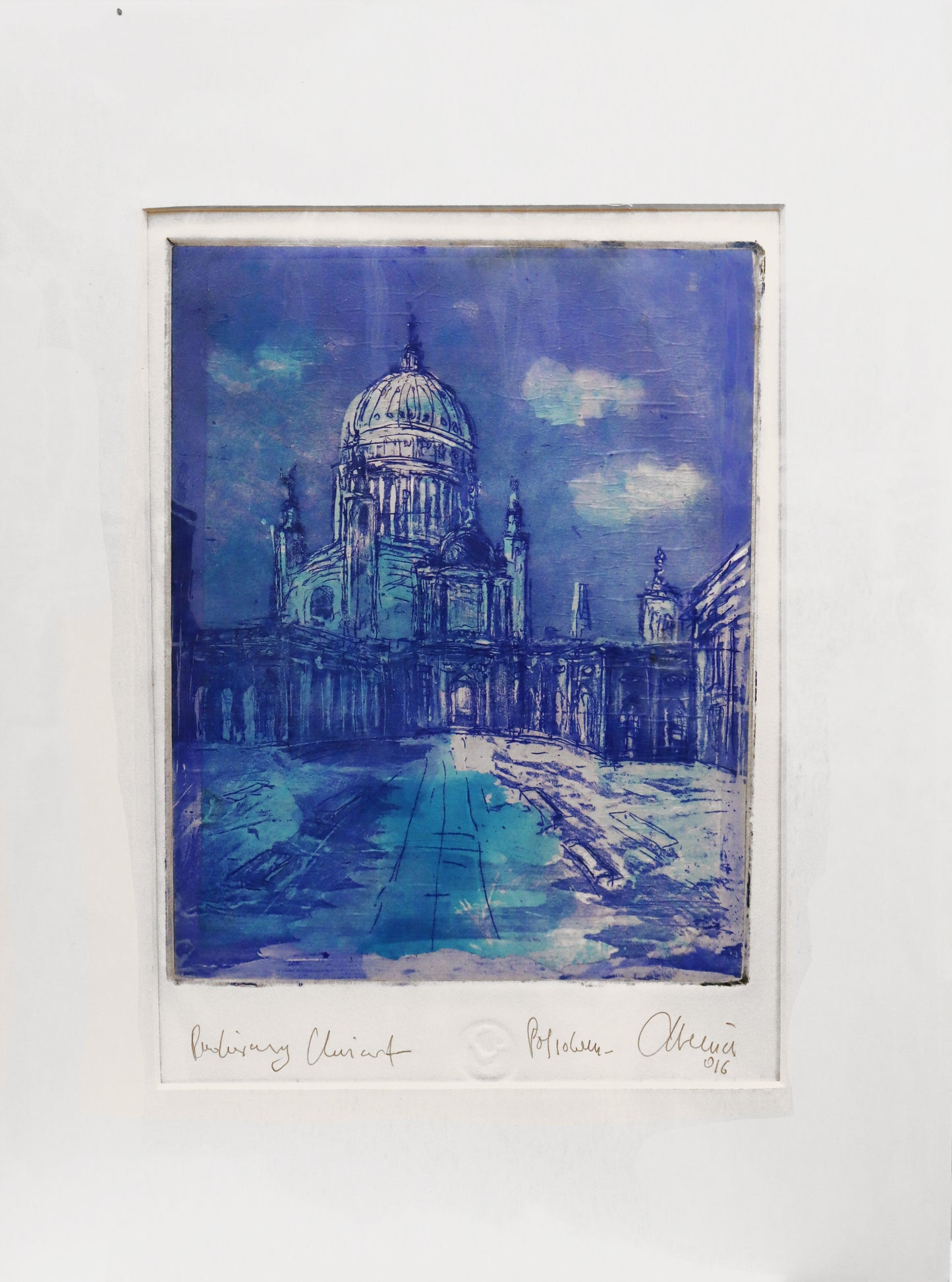 Radierung, signiert von Christian Heinze, Titel „Potsdam“ – Farbige Radierung, Büttenpapier mit Büttenrand, Blick zur Nikolaikirche, davor Tor des Stadtschlosses mit Innenhof, Potsdamer historische Architektur. Unten am Bildrand der Bildtitel und Signatur. In Blautönen, mit Passepartout - erhältlich bei Galerie Waldbach - What The Artist Made