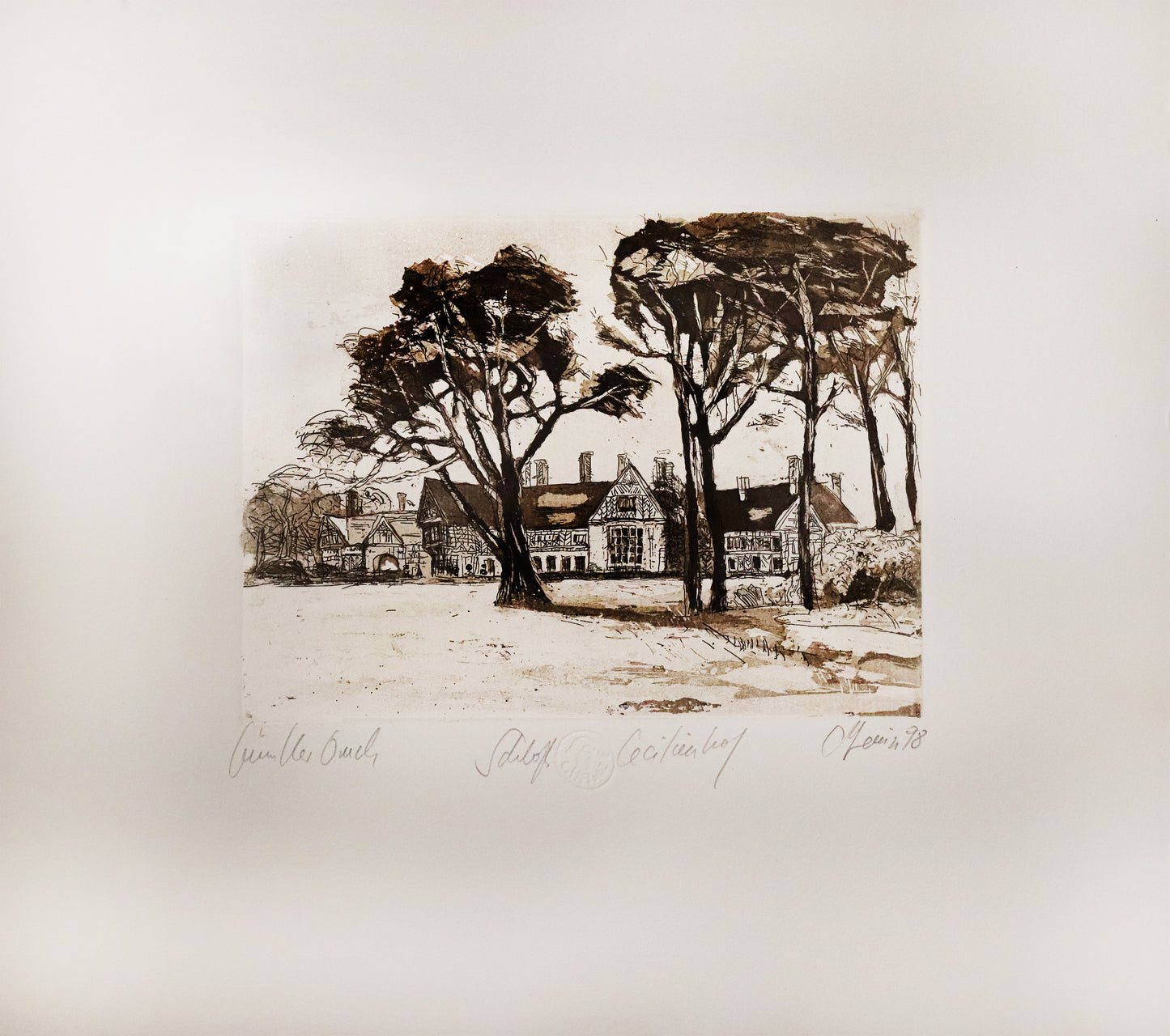 Radierung, signiert von Christian Heinze, Titel „Schloss Cecilienhof“ – Farbige Radierung, Büttenpapier mit Büttenrand, Blick zum Schloss Cecilienhof mit Bäumen im Vordergrund. Potsdamer historische Architektur und Parklandschaft. Unter der Radierung der Bildtitel und Signatur. In Sepiatönen, mit Passepartout - erhältlich bei Galerie Waldbach - What The Artist Made