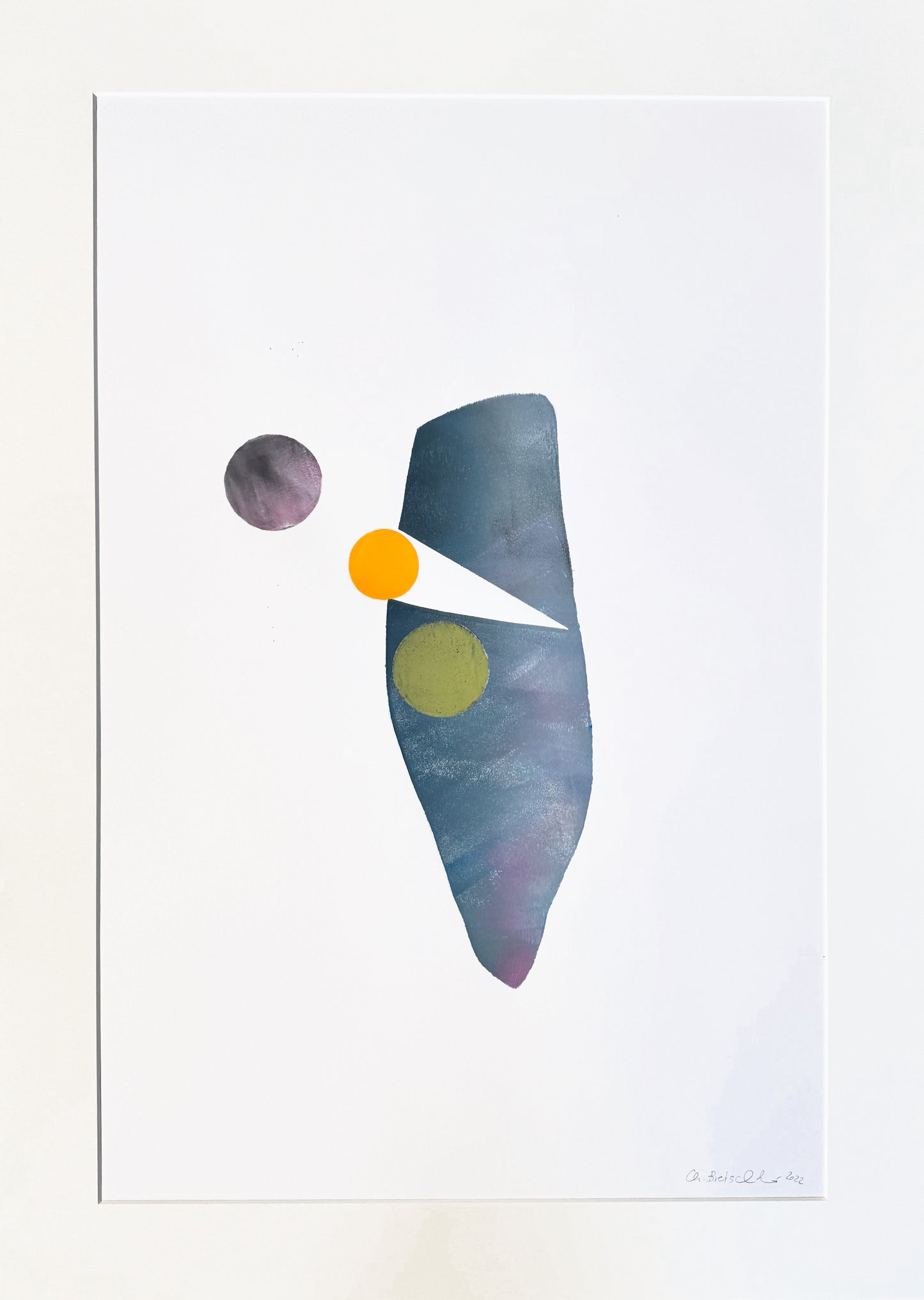 Original Monotypie von Christina Bretschneider, abstrakte Darstellung von Formen: kreisrunde Formen in grauviolett, orange und grün, die orangenen und grünen Formen angenähert an eine große dunkelgraue Form, mittig platziert, Monotypie auf Papier, erhältlich bei Galerie Waldbach - What The Artist Made