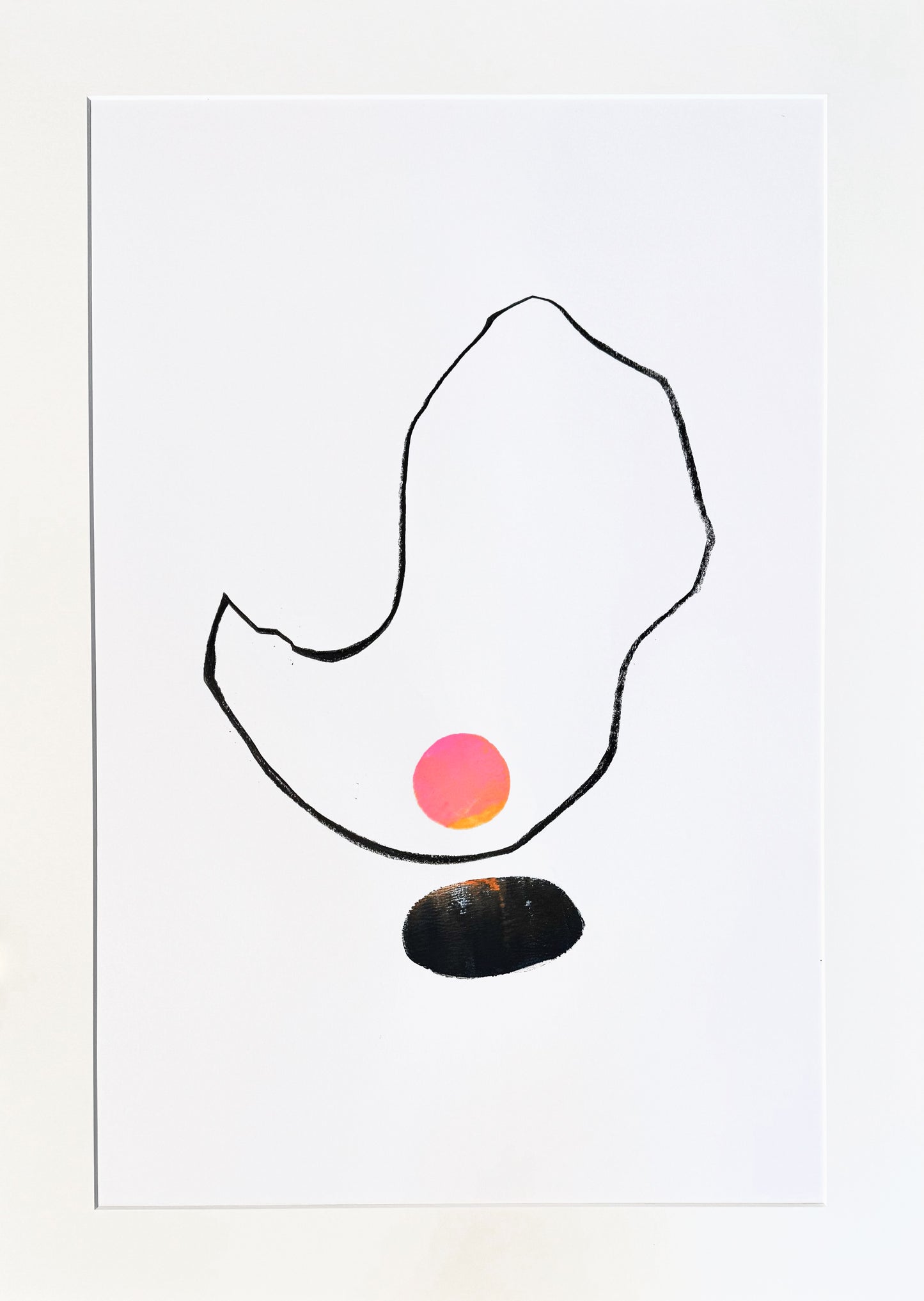 Original Monotypie von Christina Bretschneider, abstrakte Darstellung von Formen: Linie, die abstrakte Form beschreibt, darin eine rosa-orangene Kreisform, darunter eine schwarze/dunkle Ovalform, mittig platziert. Monotypie auf Papier, erhältlich bei Galerie Waldbach - What The Artist Made