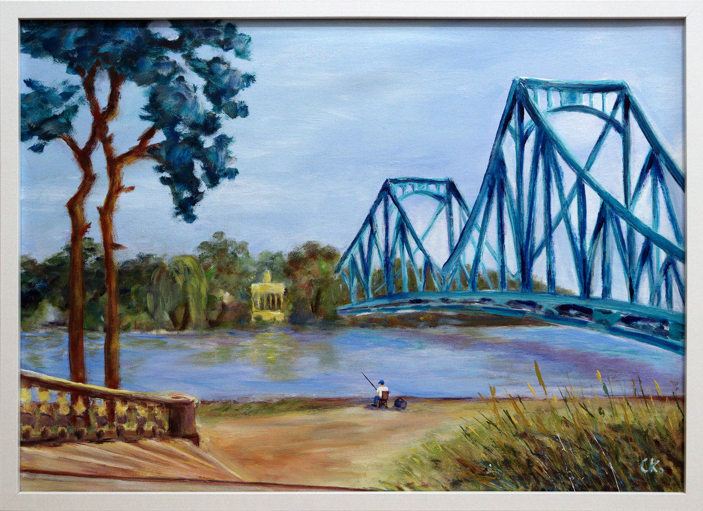 Original Acryl-Malerei, Gemälde von Corina Kroh, Titel „Große Neugierde Glienicker Brücke - Blick nach Osten“ – Blick zur Glienicker Brücke, im Hintergrund der Glienicker Park. Im Vordergrund links ist ein Teil der Treppen zu sehen, dahinter Bäume. Am Ufer sitzt ein Angler. In Blau, Ocker, Braun und Grün, Acryl auf Leinwand, erhältlich bei Galerie Waldbach - What The Artist Made