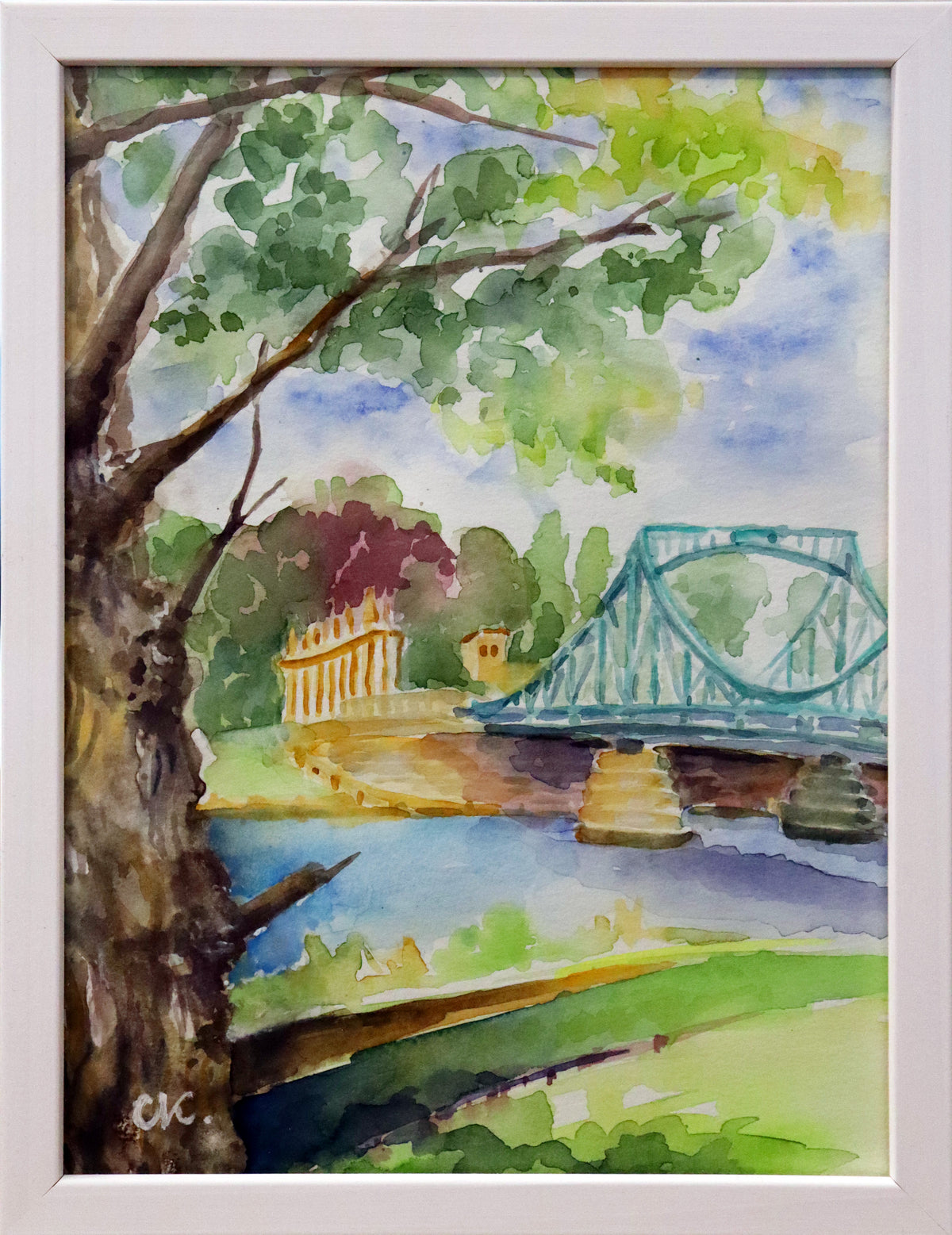 Original Aquarell-Malerei, Gemälde von Corina Kroh, Titel „Glienicker Brücke" – Blick auf die Glienicker Brücke und Volkspark Glienicke. Im Vordergrund Parklandschaft, Baum am linken Bildrand gemalt auf Papier, gerahmt im weißen Holzrahmen. Signatur unten links - erhältlich bei Galerie Waldbach - What The Artist Made