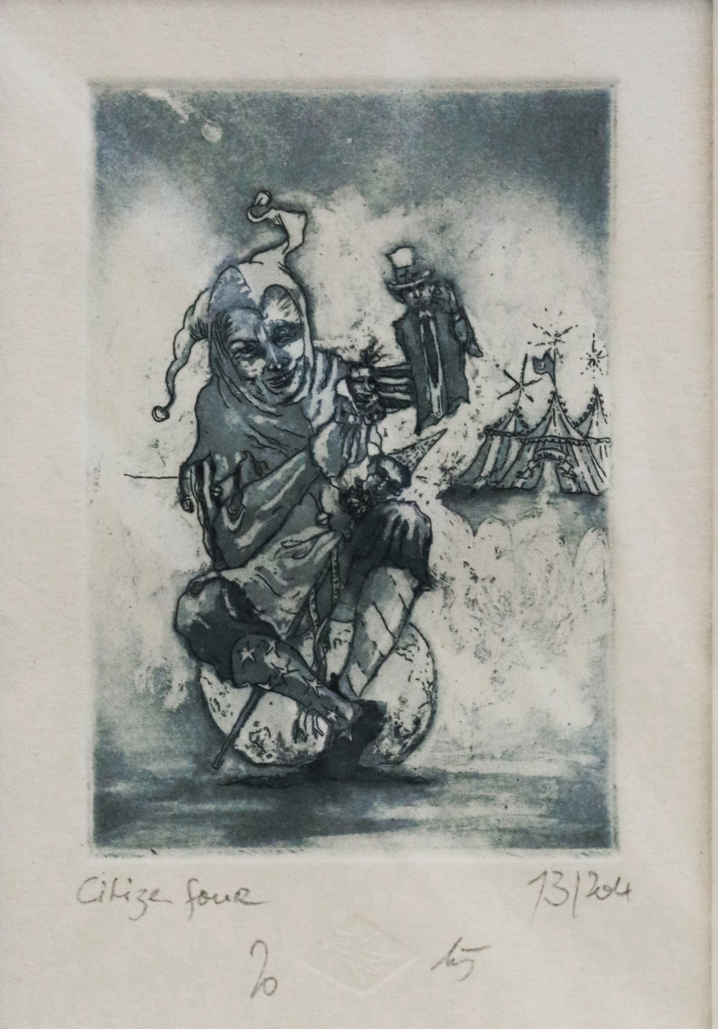 Original Radierung von Frank Lindenberg, Titel: "Citizen four"- Darstellung eines Narren mit drei Handpuppen vor Zirkuszelt, angedeutet als Politiker, Radierung auf Papier , mit Titel, Signatur und Abzugnummer, Detgailansicht, erhältlich bei Galerie Waldbach - What The Artist Made