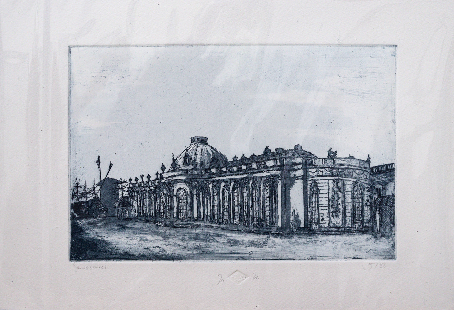 Original Radierung von Frank Lindenberg, Titel "Sanssouci". Blick auf die Südseite vom Schloss Sanssouci. Im Hintergrund sind die Umrisse der Historischen Mühle erkennbar. Radierung auf Karton, Farbe blau-schwarz erhältlich bei Galerie Waldbach - What The Artist Made