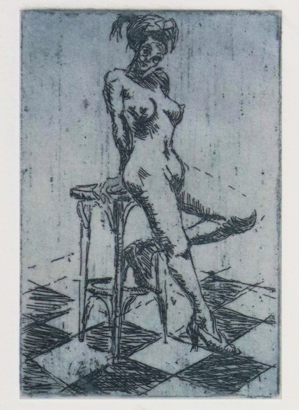 Original Radierung von Frank Lindenberg, Titel: "Schachdame". Darstellung einer Frau als Akt mit Absatzschuhen, stehend an Barhocker gelehnt, mit Kopfschmuck, Radierung auf Karton, Detailansicht, erhältlich bei Galerie Waldbach - What The Artist Made