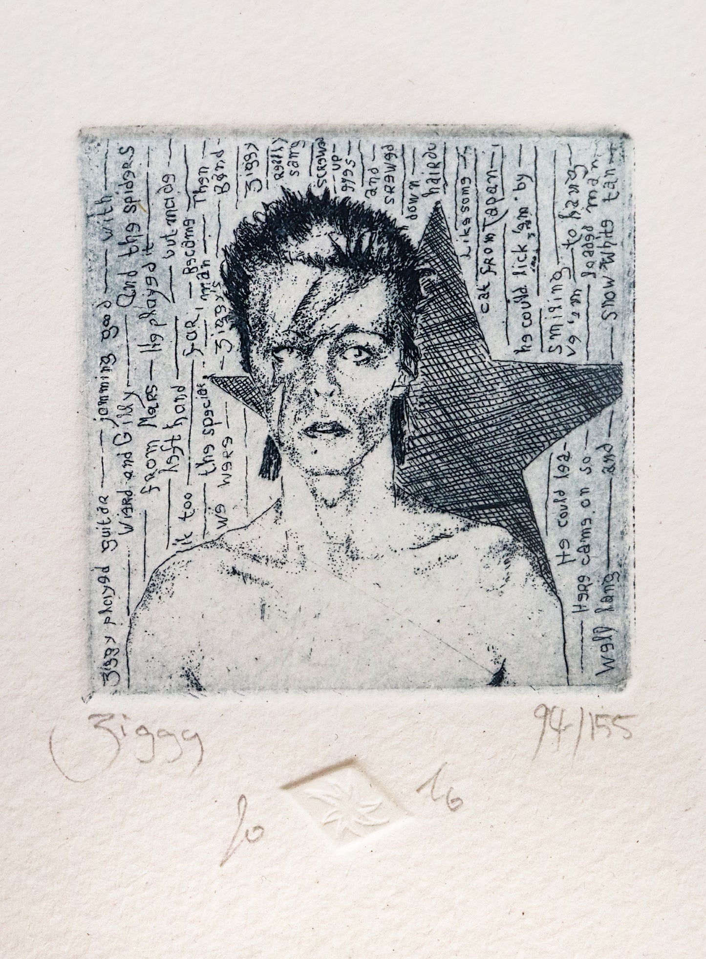 Original Radierung von Frank Lindenberg, Titel: "Ziggy". Porträt von David Bowie als Ziggy Stardust, Detailansicht mit Titel, Signatur, Auflagennummer. Radierung auf Karton in schwarzblau, erhältlich bei Galerie Waldbach - What The Artist Made