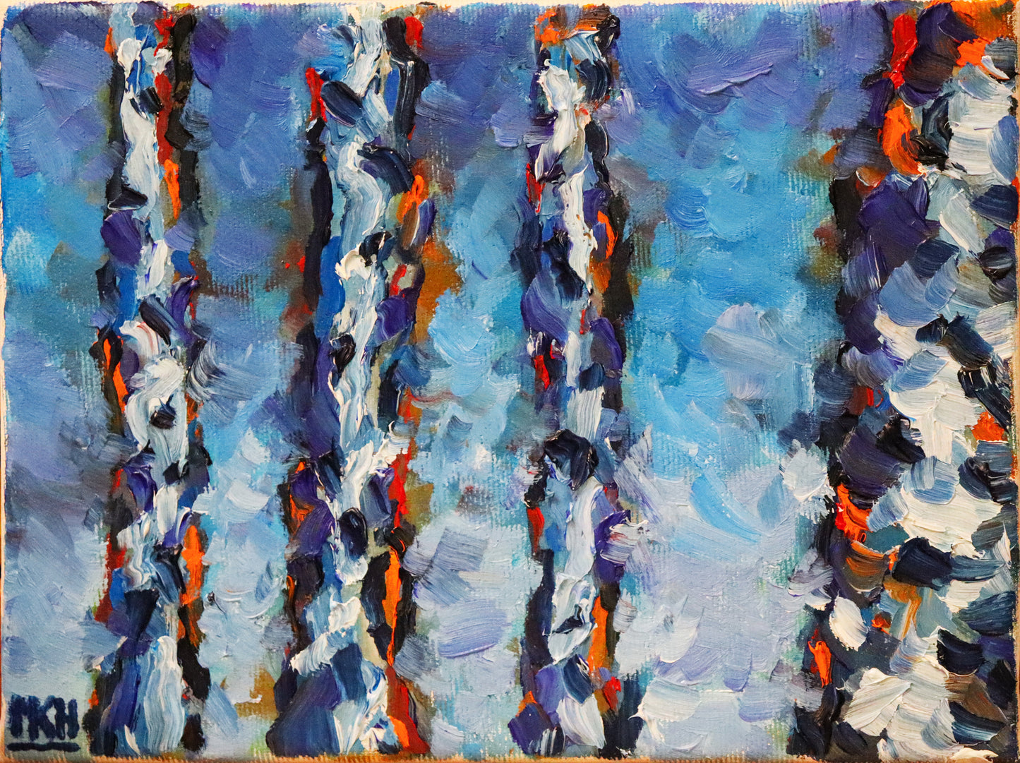 Original Öl-Malerei von Matthias Inselsberger, Titel "Birken im Winter" . Impressionistische Darstellung von Birkenstämmen, drei links bis zur Bildmitte, eine vierte rechts angeschnitten im Vordergrund. In Blau, Cyan, mit roten und orangenen Flecken und weißem Stamm. Öl auf Leinwand, erhältlich bei Galerie Waldbach - What The Artist Made