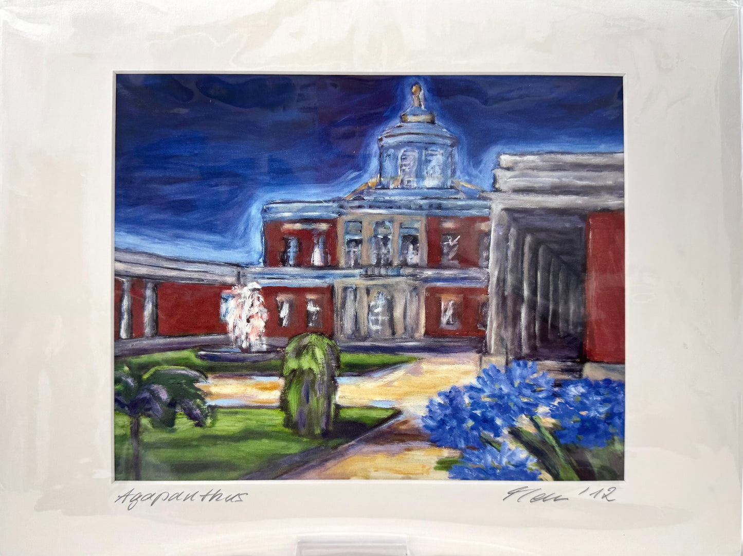 Druck, handsigniert von Ute Manoloudakis, Titel „Agapanthus“ – impressionistischer Blick zum Marmorpalais , Palmen, Springbrunnen, Schmucklilien im Vordergrund, Parklandschaft . Potsdam, historische Architektur. Im Passepartout - erhältlich bei What The Artist Made