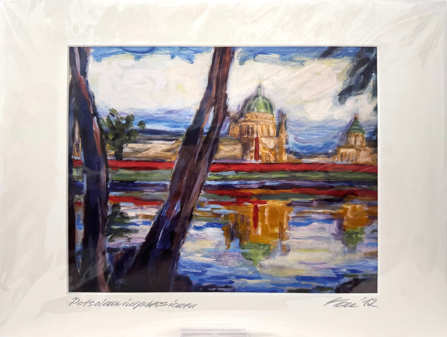 Druck, handsigniert von Ute Manoloudakis, Titel „Potsdamimpressionen“ – impressionistische Ansicht vom Havelufer auf Kirche St. Nikolai und Altes Rathaus / Potsdam Museum, Alter Markt. Im Vordergrund zwei Baumstämme. Im Passepartout - erhältlich bei What The Artist Made