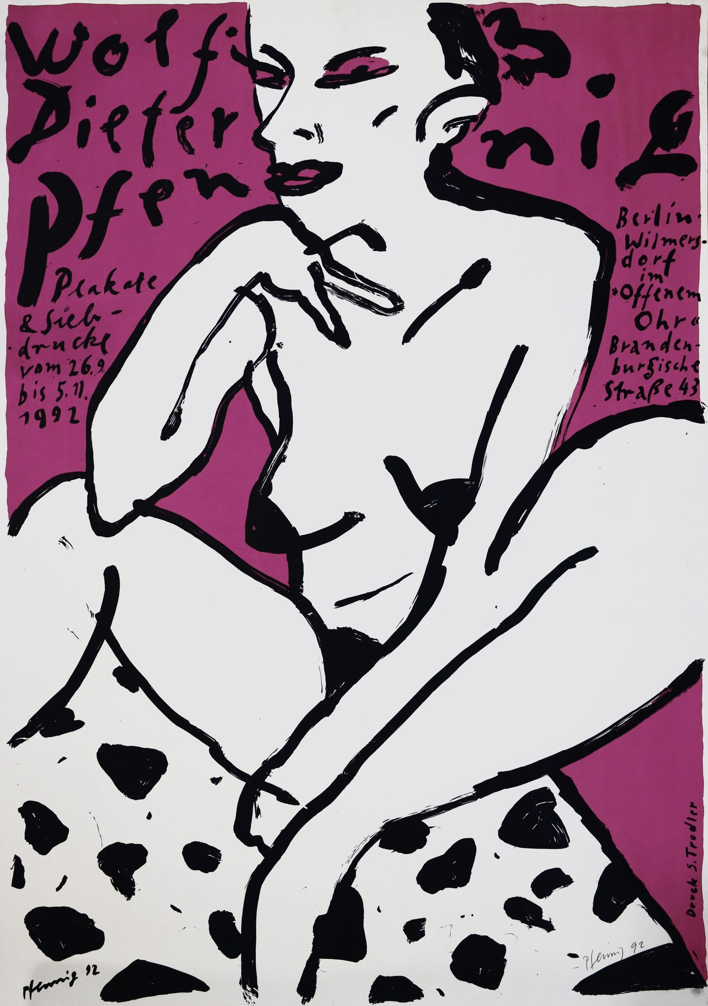 Druck Edition Trodler, von Wolf-Dieter Pfennig, Titel „Ausstellung 92“ – expressive Darstellung sitzender weiblicher Akt, Kopf auf Hand gestützt, um die Frau herum Informationen zur Ausstellung Pfennig, Hintergrund in Magenta, Akt in weiß und schwarz, erhältlich bei Galerie Waldbach - What The Artist Made