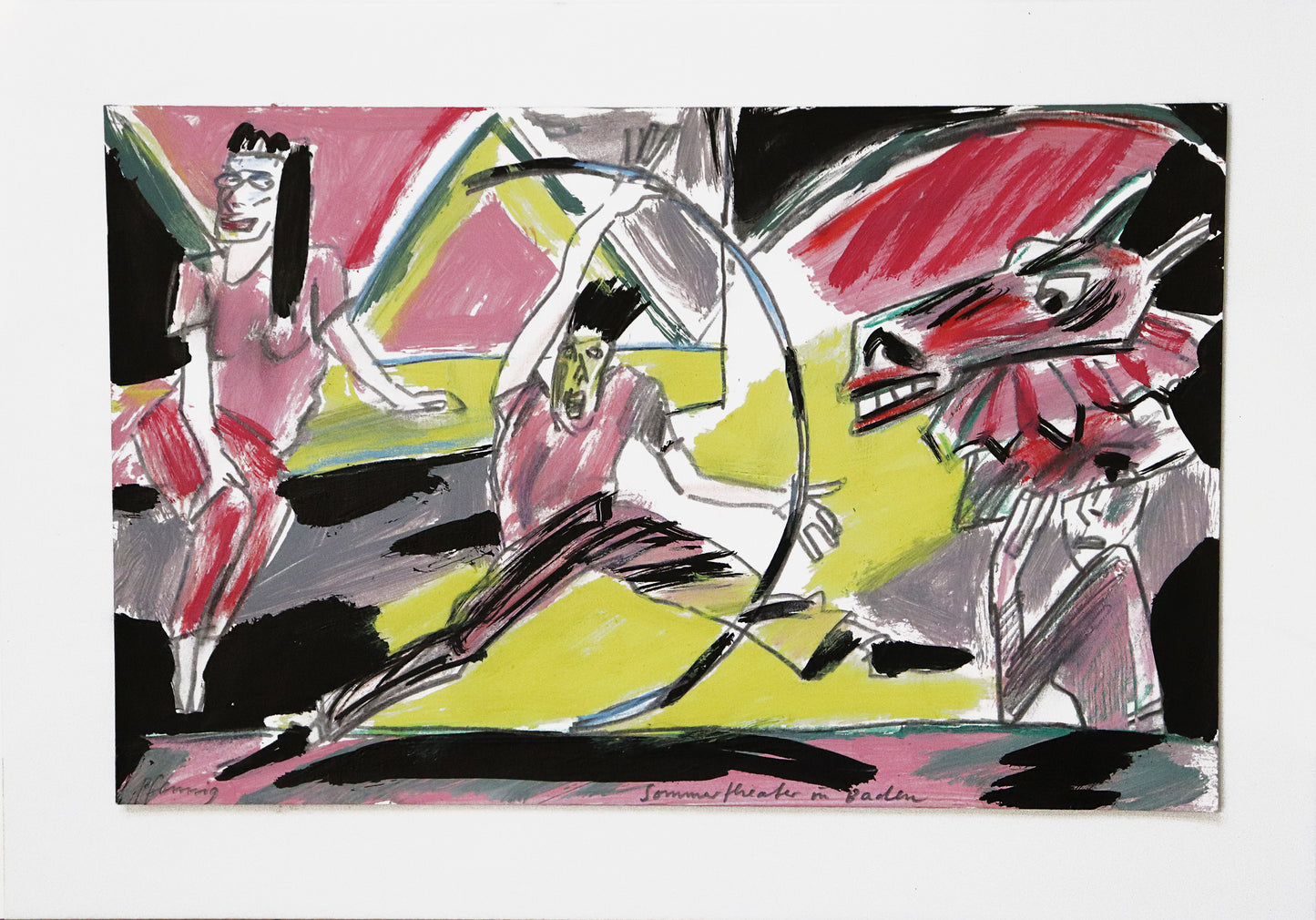Original Mixed-Media-Malerei von Wolf-Dieter-Pfennig, Titel "Sommertheater in Baden" – expressive Darstellung einer Gruppe - eine Frau sitzt links und schaut auf die Szene. Ein Mann ist in der Mitte in Bewegung mit einem halben Reifen/gebogenen Stab. Rechts hält eine Frau eine Pferdemaske über den Kopf. In rot, gelb und schwarzen Farben. Mixed Media auf Papier, signiert, erhältlich bei Galerie Waldbach, What the Artist Made