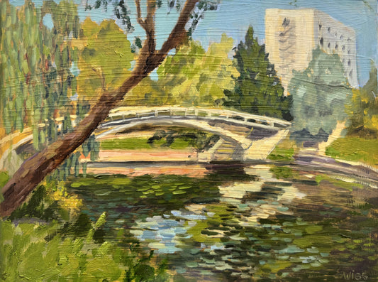 Original Öl-Malerei, Gemälde von Anastasia Wiggert, Titel „Freundschaftsinsel“ – Park-Landschaft mit Havel Fluss und Brücke, Baum im Vordergrund, Bäume und Hochhaus im Hintergrund, Seerosen und Lichtreflektion auf dem Wasser, in Potsdam, Öl auf Platte, erhältlich bei What The Artist Made