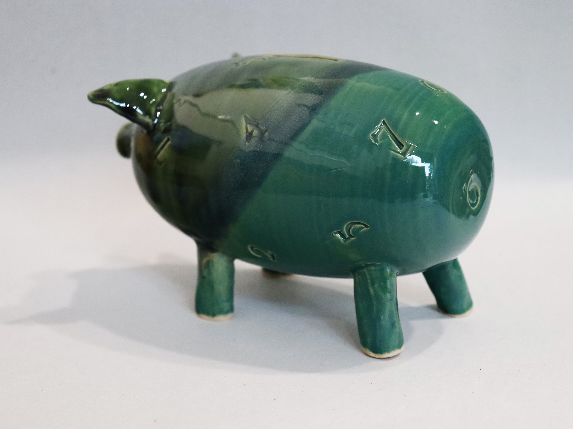 Original Keramik - Sparschwein von Anette Weber, seitliche Ansicht links, Farbe grün und türkisgrün,  erhältlich bei Galerie Waldbach - What The Artist Made