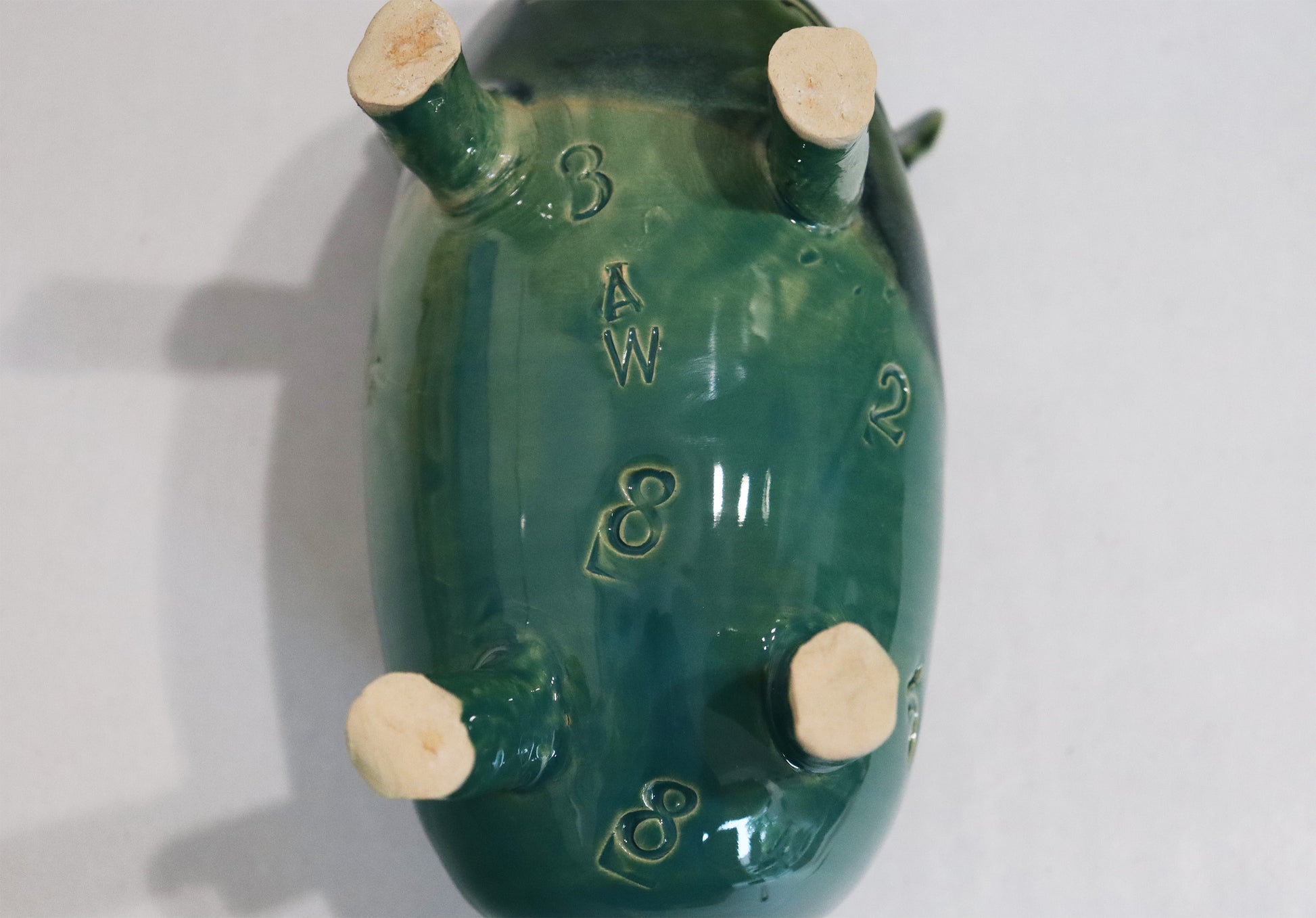 Original Keramik - Sparschwein von Anette Weber, Unterseite mit Signaturstempel "AW",  Farbe grün und türkisgrün, erhältlich bei Galerie Waldbach - What The Artist Made
