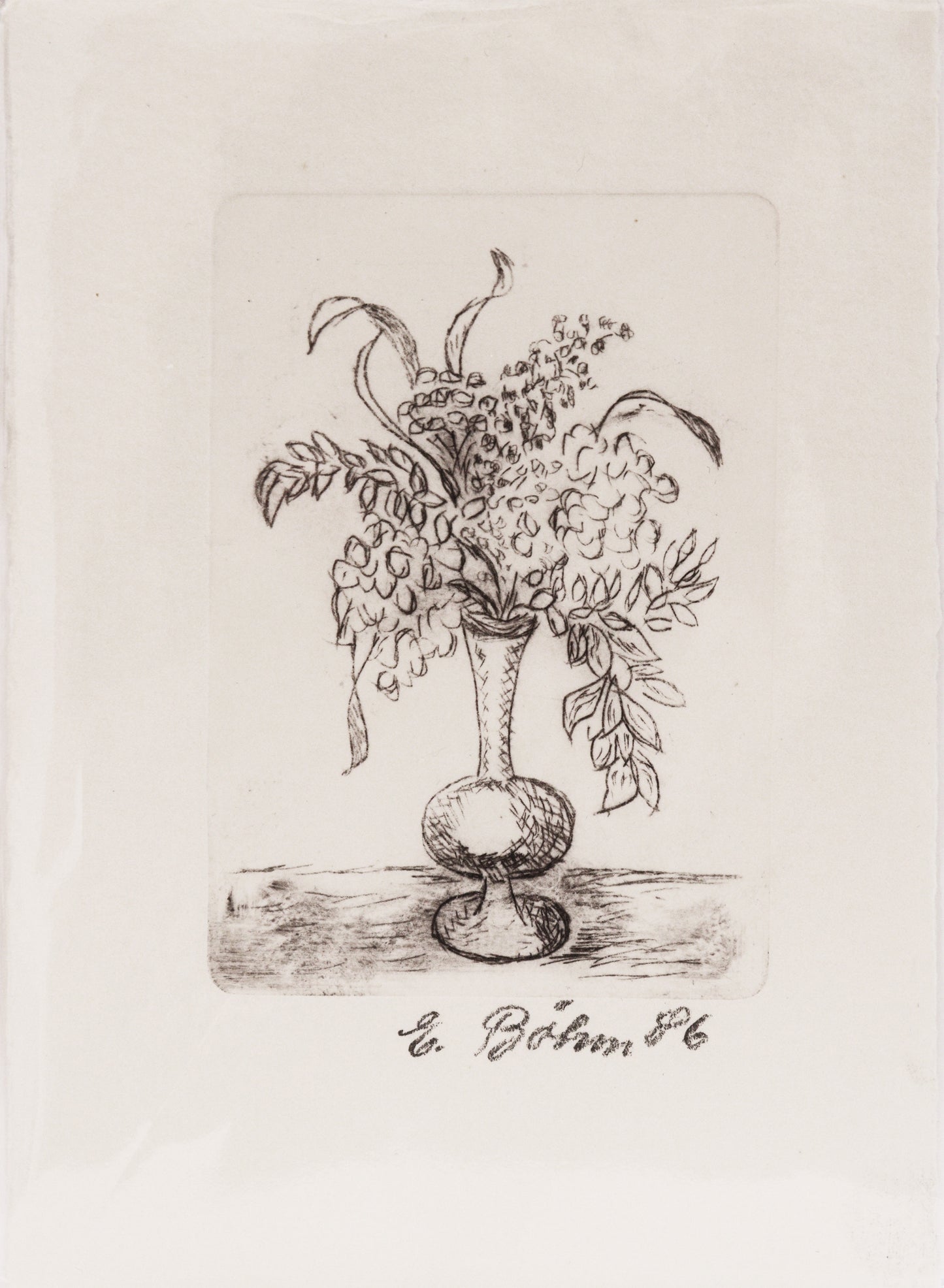 Radierung, signiert von E./C. Böhm 86,  – Radierung auf Büttenpapier mit Büttenrand, Stillleben mit Vase, Unten rund mit schmalem Hals, daraus ein großes Bouquet ragend mit Blättern und Blüten. Die Vase steht auf einem angedeuteten Grund. Unterhalb der Radierung Signatur und vermutlich Jahreszahl (86). Erhältlich bei Galerie Waldbach - What The Artist Made