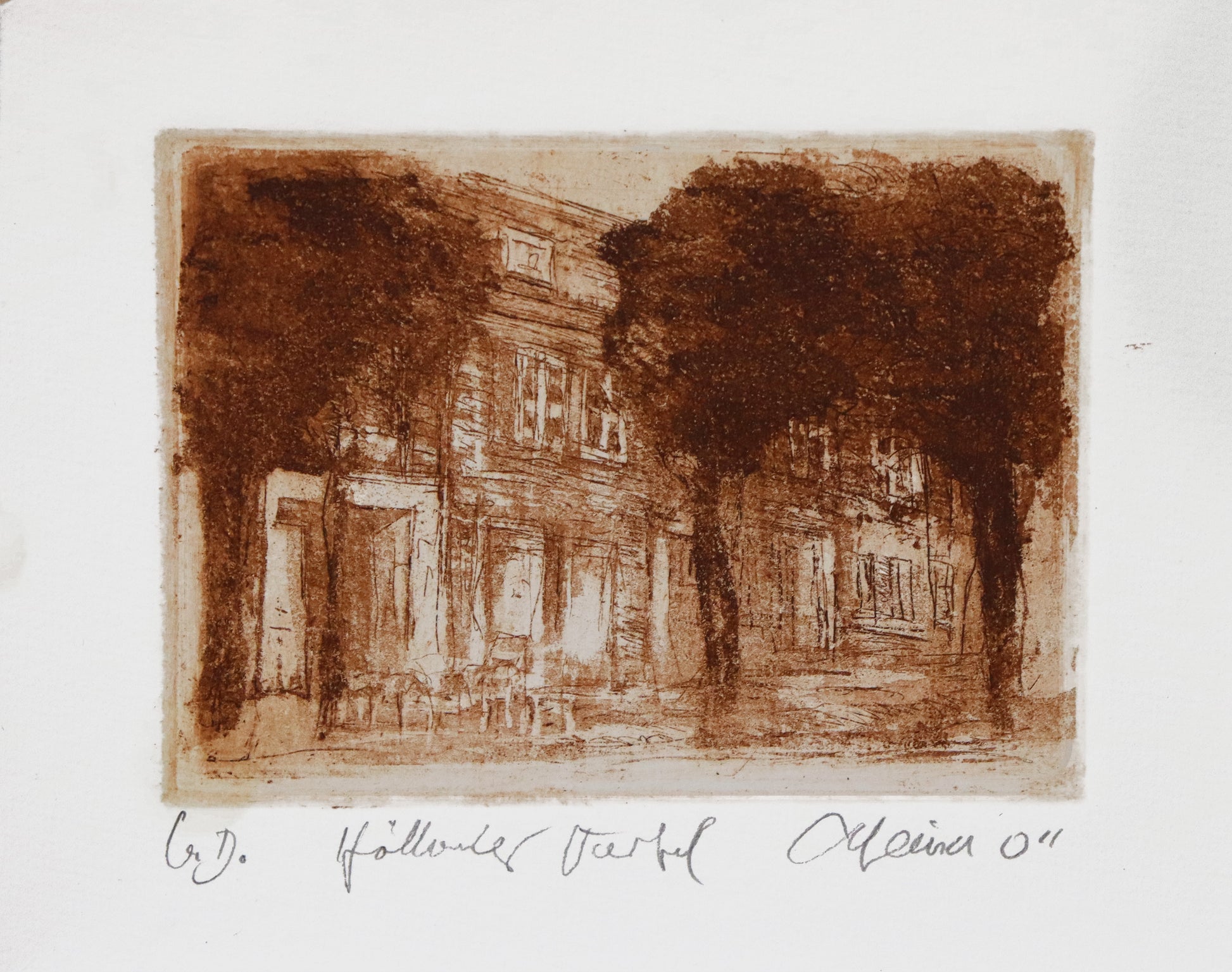 Radierung, signiert von Christian Heinze, Titel „Holländer Viertel“ –  Farbige Radierung, Büttenpapier mit Büttenrand, Blick auf ein Haus  im Viertel mit historischer Architektur, Bäume im Vordergrund. Unten am Bildrand der Bildtitel und Signatur. In Sepiatönen - erhältlich bei Galerie Waldbach - What The Artist Made