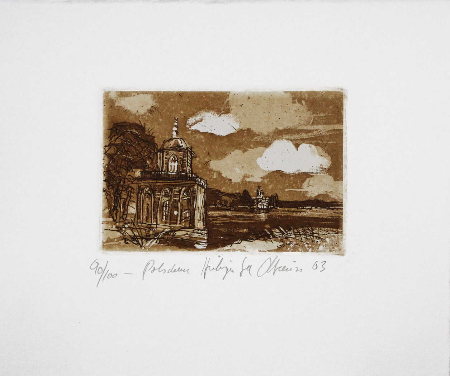 Radierung, signiert von Christian Heinze, Titel „Potsdam Heiliger See“ –  Farbige Radierung, Büttenpapier mit Büttenrand, Blick auf die Gotische Bibliothek und See, Parklandschaft und Marmorpalais im Hintergrund. Unten am Bildrand der Bildtitel und Signatur. In Sepiatönen - erhältlich bei Galerie Waldbach - What The Artist Made