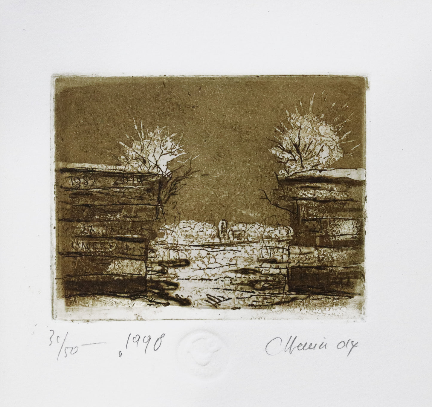 Radierung, signiert von Christian Heinze, Titel „1998“ –  Farbige Radierung, Büttenpapier mit Büttenrand, Blick auf ein Mauersegment mit Jahreszahlen (1989-2014) und  Sicht auf Parklandschaft mit zwei Bäumen. Unten am Bildrand der Bildtitel und Signatur. In Sepiatönen - erhältlich bei Galerie Waldbach - What The Artist made