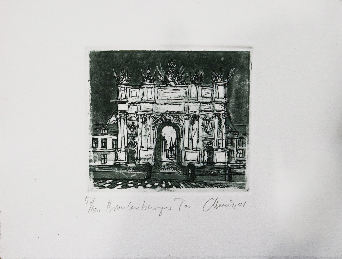 Radierung, signiert von Christian Heinze, Titel „Brandenburger  Tor“ –  Büttenpapier mit Büttenrand, Blick zum Brandenburger Tor im Potsdam, vom Luisenplatz aus, Potsdamer historische Architektur. Unten am Bildrand der Bildtitel und Signatur. Farbton graublau - erhältlich bei Galerie Waldbach - What The Artist Made
