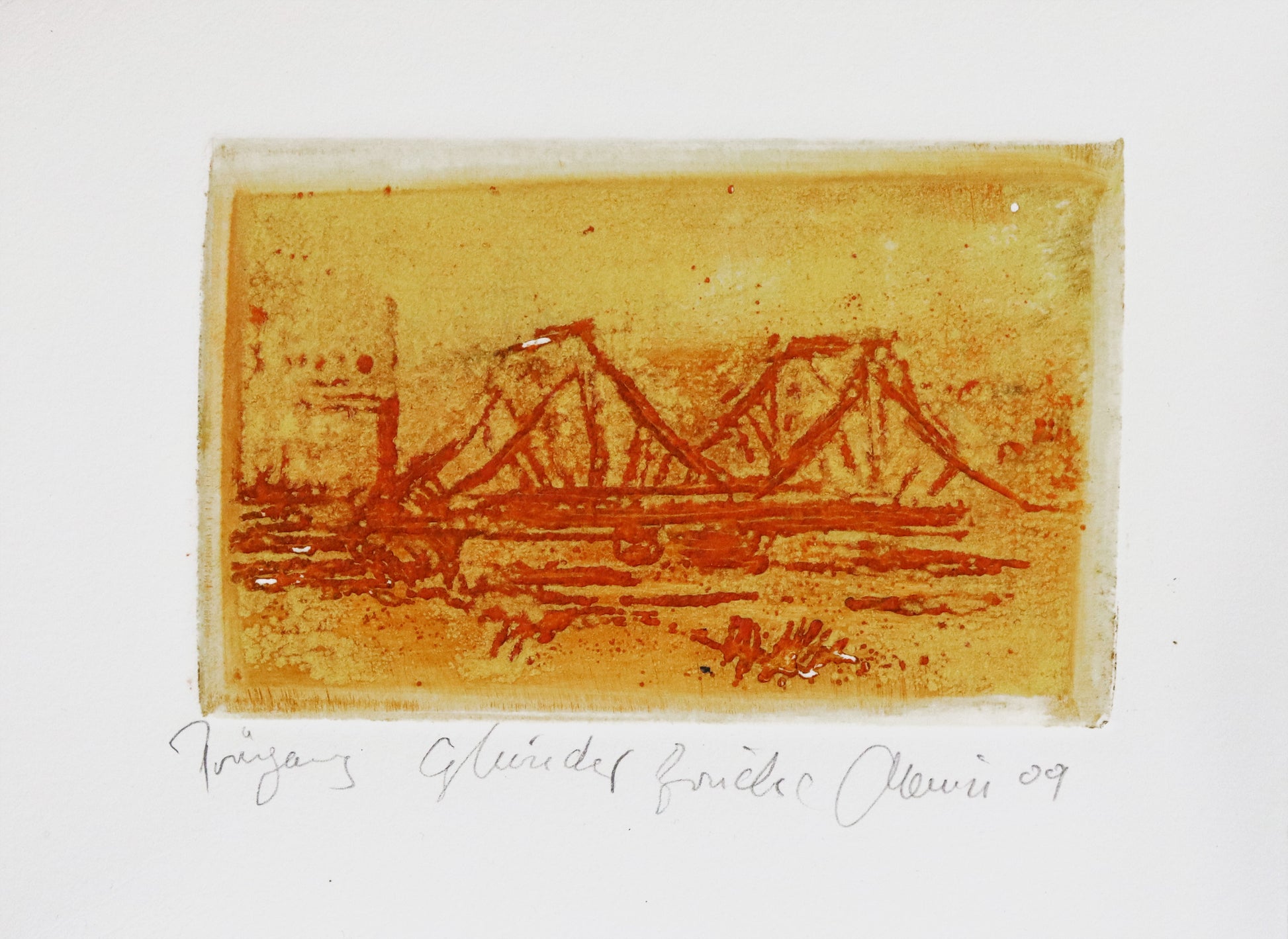 Radierung, signiert von Christian Heinze, Titel „Glienicker Brücke“ –  Farbige Radierung, Büttenpapier mit Büttenrand, Blick zur Brücke von Potsdam aus, Potsdamer historische Architektur. Unten am Bildrand der Bildtitel und Signatur. In Gelb-Orangetönen - erhältlich bei Galerie Waldbach - What The Artist Made