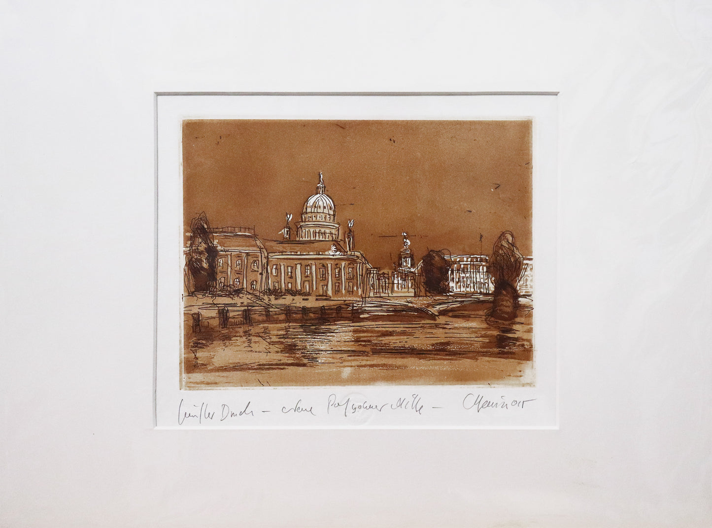 Radierung, signiert von Christian Heinze, Titel „Neue Potsdamer Mitte“ –  Farbige Radierung, Büttenpapier mit Büttenrand, Blick zum Alten Markt in Potsdam mit Nikolaikirche, Potsdam Museum. Potsdamer historische Architektur. Unten am Bildrand der Bildtitel und Signatur. In Sepiatönen, mit Passepartout - erhältlich bei Galerie Waldbach - What The Artist Made