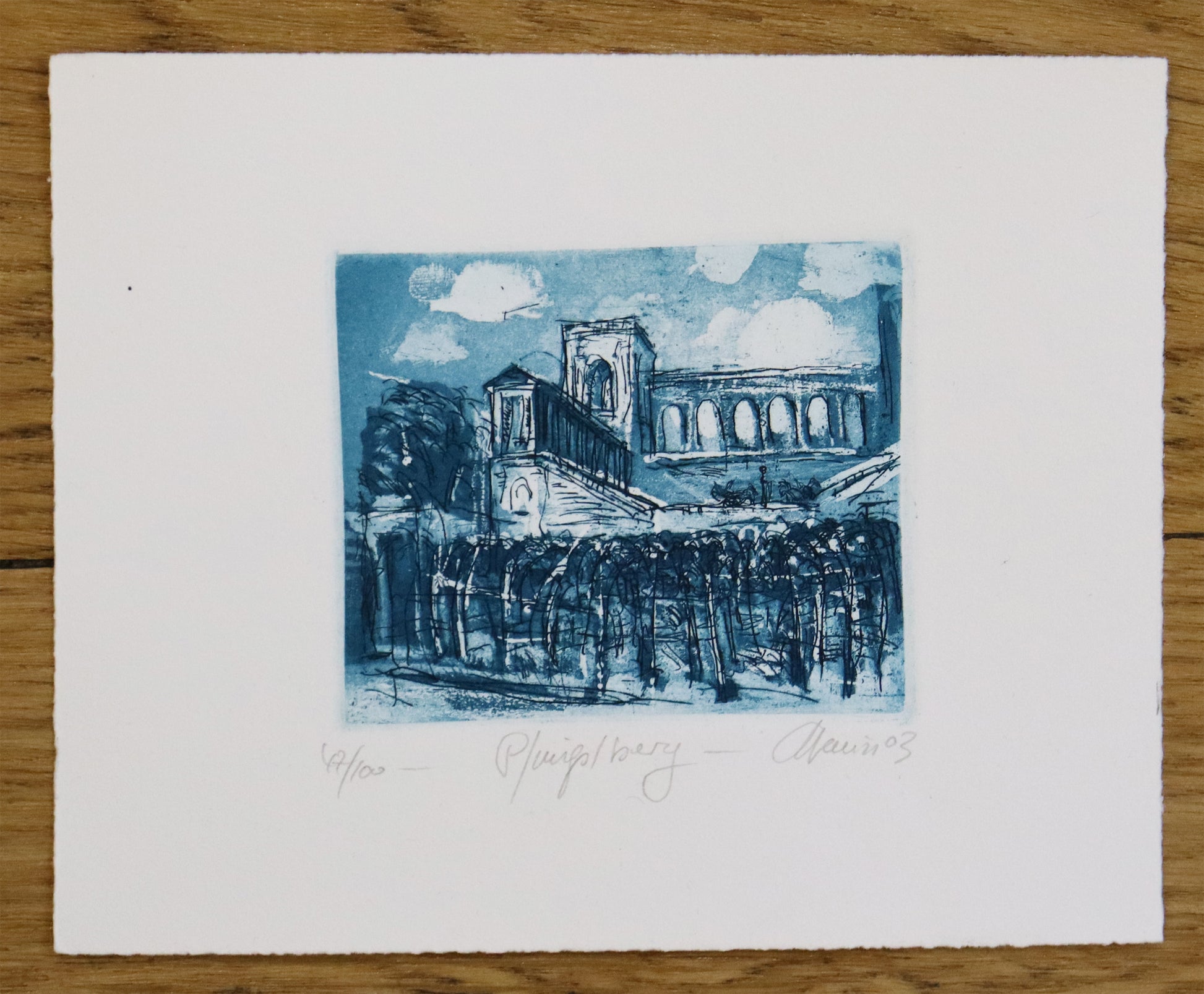 Radierung, signiert von Christian Heinze, Titel „Pfingstberg“ –  Farbige Radierung in Blau, Büttenpapier mit Büttenrand, Blick zum Pfingstberg Ensemble in Potsdam, mit Parkanlage im Vordergrund, Ensemble dahinter.  Potsdamer historische Architektur. Unten am Bildrand der Bildtitel und Signatur. In Blautönen, mit Passepartout - erhältlich bei Galerie Waldbach - What The Artist Made