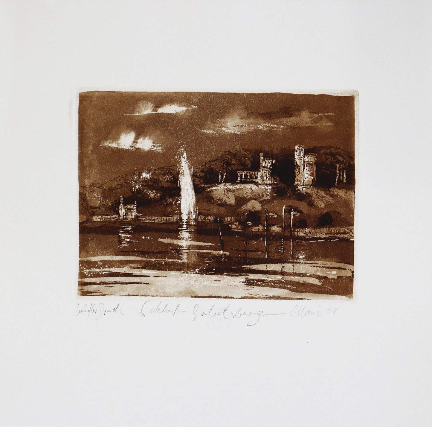 Radierung, signiert von Christian Heinze, Titel „Schloss Babelsberg“ –  Farbige Radierung, Büttenpapier mit Büttenrand, Blick zum Schloss, Dampfmaschinenhaus und Fontäne von Klein Glienicke  aus, im Vordergrund Wasser der Havel, Potsdamer historische Architektur. Unten am Bildrand der Bildtitel und Signatur. In Sepiatönen - erhältlich bei Galerie Waldbach - What The Artist Made