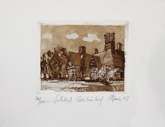 Radierung, signiert von Christian Heinze, Titel „Schloß Cecilienhof“ –  Farbige Radierung, Büttenpapier mit Büttenrand, Blick auf einen Teil des Schlosses, Fachwerkarchitektur, umgeben von Parklandschaft. Unten am Bildrand der Bildtitel und Signatur. In Sepiatönen - erhältlich bei Galerie Waldbach - What The Artist Made