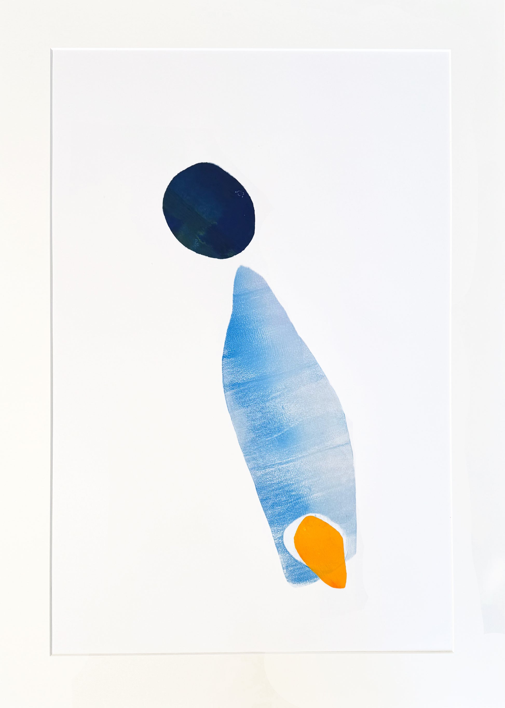 Original Monotypie von Christina Bretschneider, abstrakte Darstellung von Formen: dunkelblau runde Form über hellblauer länglicher Form und kleiner orangener punktartiger Form, Monotypie auf Papier, erhältlich bei Galerie Waldbach - What The Artist Made