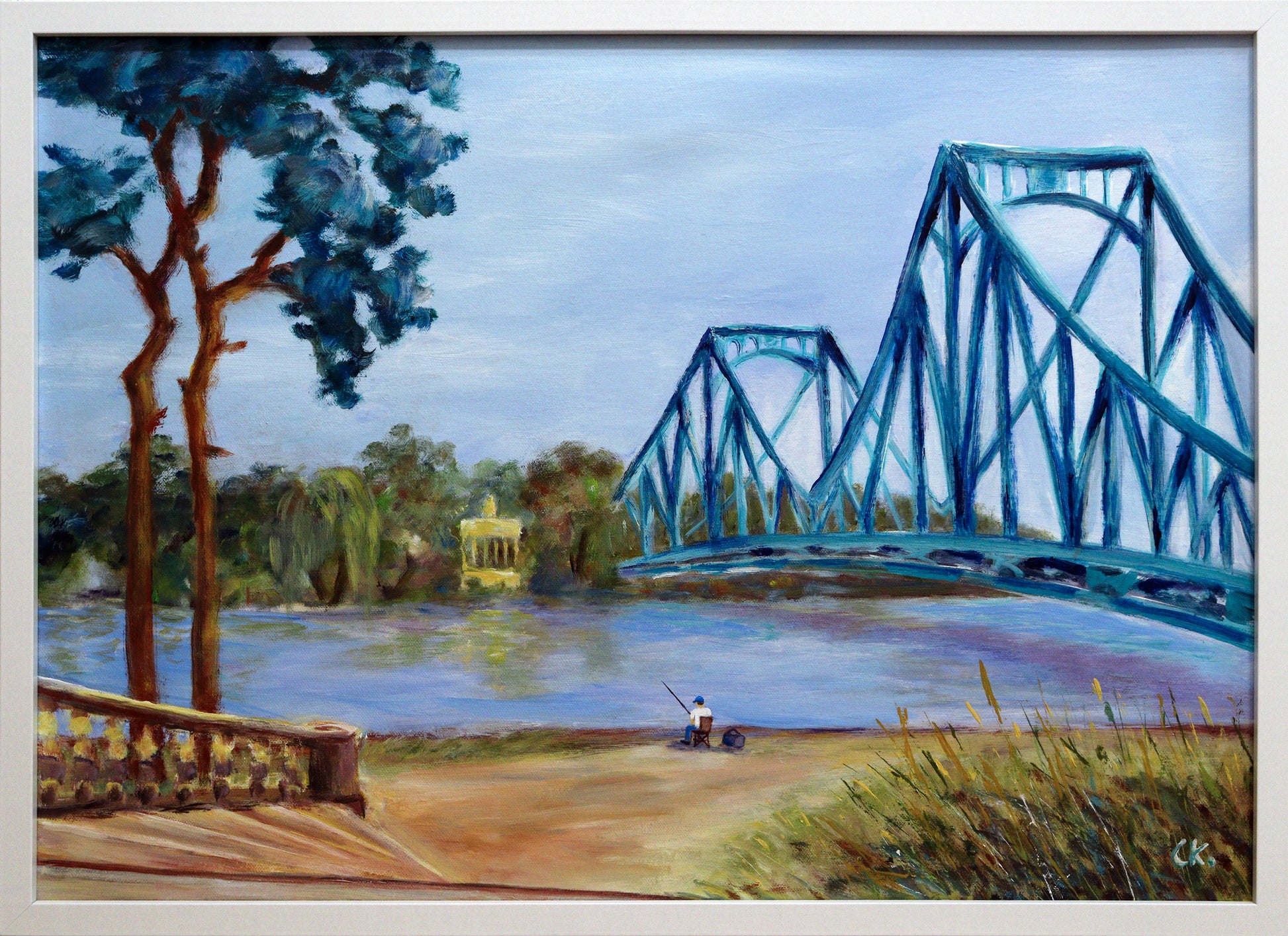 Original Acryl-Malerei, Gemälde von Corina Kroh, Titel „Große Neugierde Glienicker Brücke - Blick nach Osten“ – Blick zur Glienicker Brücke, im Hintergrund der Glienicker Park. Im Vordergrund links ist ein Teil der Treppen zu sehen, dahinter Bäume. Am Ufer sitzt ein Angler. In Blau, Ocker, Braun und Grün, Acryl auf Leinwand, erhältlich bei Galerie Waldbach - What The Artist Made