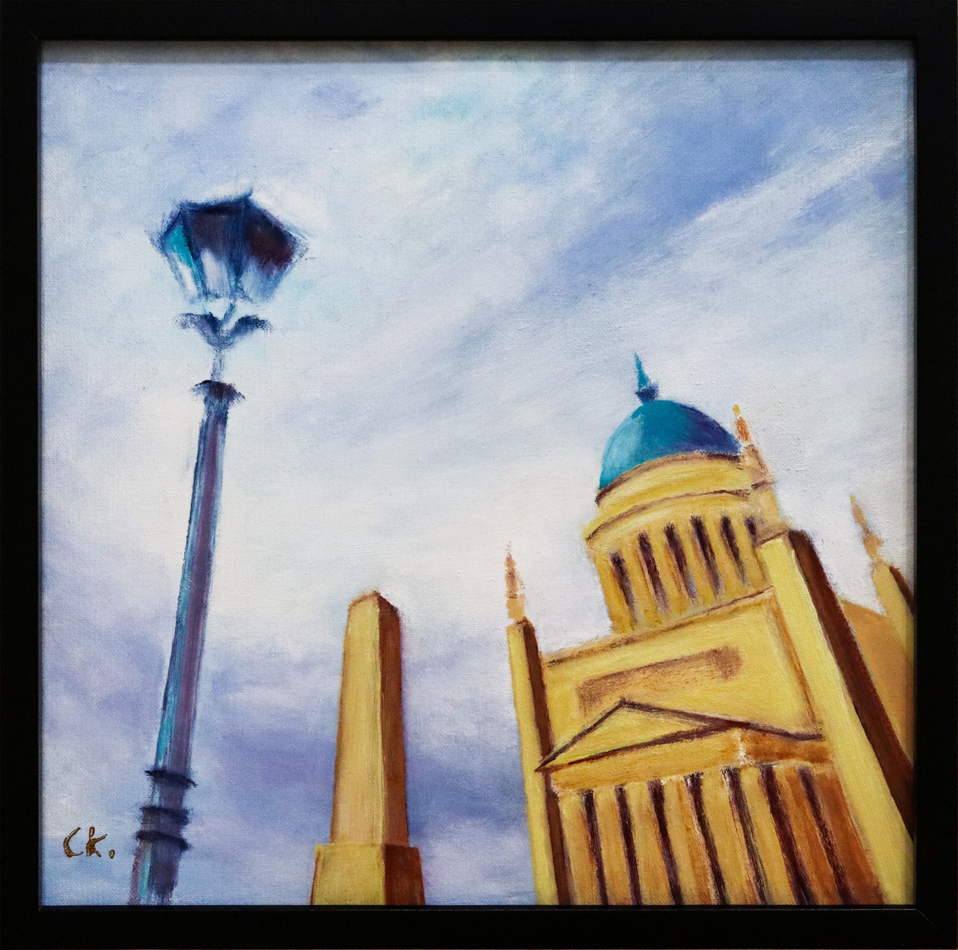 Original Acryl-Malerei, Gemälde von Corina Kroh, Titel „St. Nikolei“ – Blick aufwärts zur Kirche St. Nikolai auf dem Alten Markt in Potsdam. Rechts der Kirchenbau, daneben der Obelisk und links eine historische Straßenlaterne. In Blau, Ocker, Brauntönen, Acryl auf Leinwand, erhältlich bei Galerie Waldbach - What The Artist Made