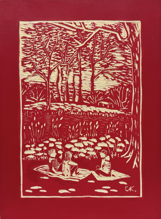 Original Holzschnitt, Einzelstück von Corina Kroh, Titel „Im Neuen Garten 3“ – rote Holzplatte mit Schnitt, Relief, Bäume, Landschaft, drei Menschen sitzend, erhältlich bei What The Artist Made
