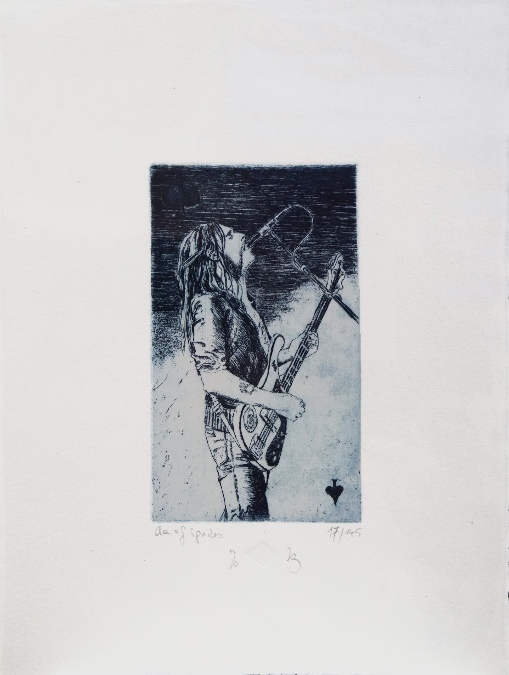 Original Radierung von Frank Lindenberg, Titel: "Ace of Spades". Darstellung von Lemmy Kilmister in Profilansicht, am Mikrofon stehend und singend mit E-Gitarre,  Radierung auf Karton, erhältlich bei Galerie Waldbach - What The Artist Made