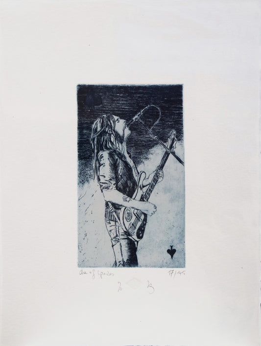 Original Radierung von Frank Lindenberg, Titel: "Ace of Spades". Darstellung von Lemmy Kilmister in Profilansicht, am Mikrofon stehend und singend mit E-Gitarre,  Radierung auf Karton, erhältlich bei Galerie Waldbach - What The Artist Made