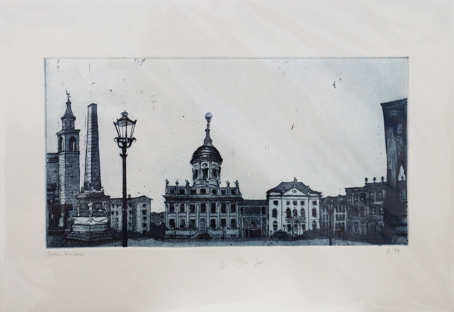 Original Radierung von Frank Lindenberg, Titel: "Alter Markt". Darstellung des Alten Marktes in Potsdam, Blick auf Altes  Rathaus/Potsdam Museum, Museum Barberini, Obelisk, im Vordergrund Teil der Nikolaikirche und Straßenlaterne, Radierung auf Karton, Farbe blau-schwarz erhältlich bei Galerie Waldbach - What The Artist Made