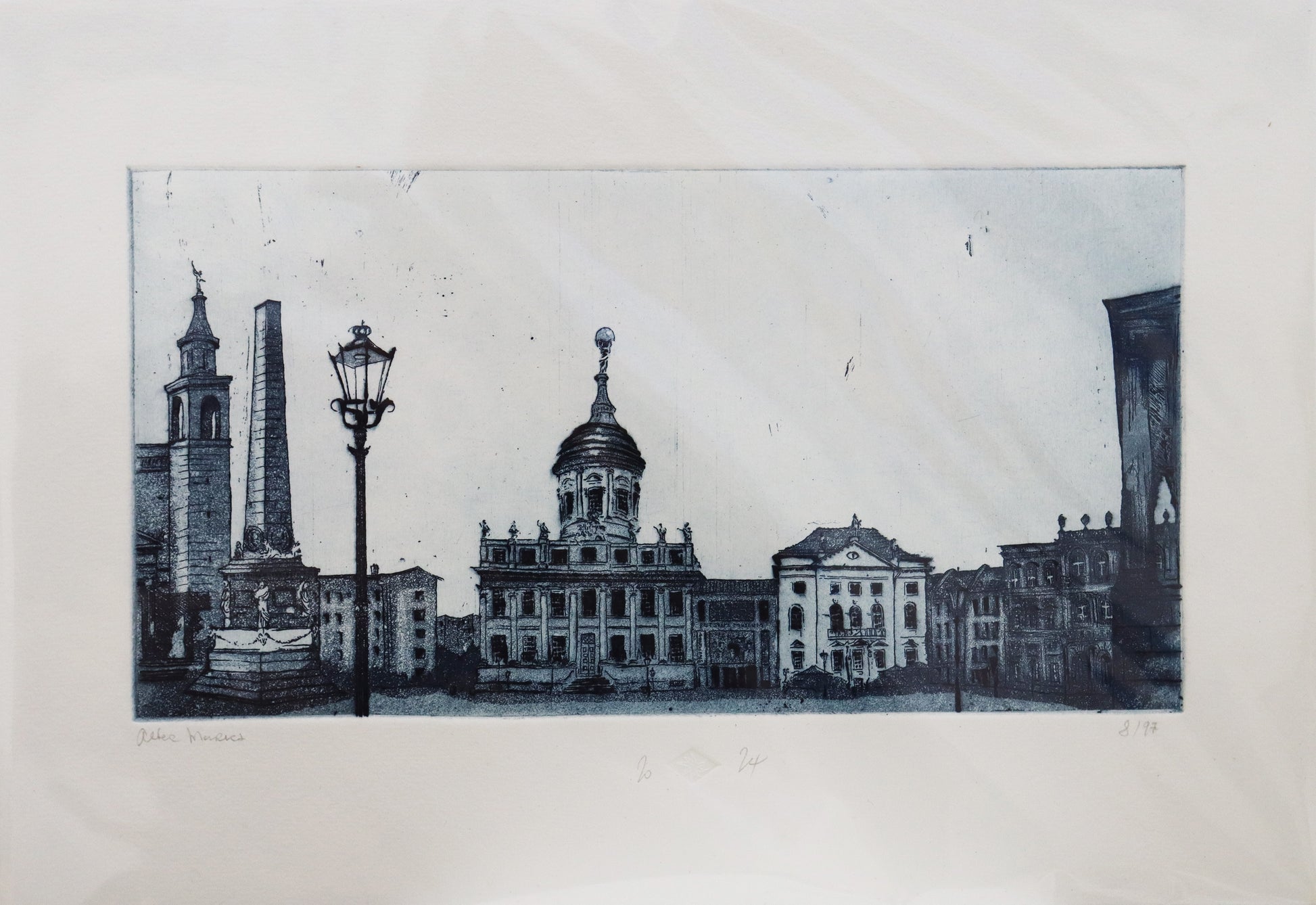 Original Radierung von Frank Lindenberg, Titel: "Alter Markt". Darstellung des Alten Marktes in Potsdam, Blick auf Altes  Rathaus/Potsdam Museum, Museum Barberini, Obelisk, im Vordergrund Teil der Nikolaikirche und Straßenlaterne, Radierung auf Karton, Farbe blau-schwarz erhältlich bei Galerie Waldbach - What The Artist Made