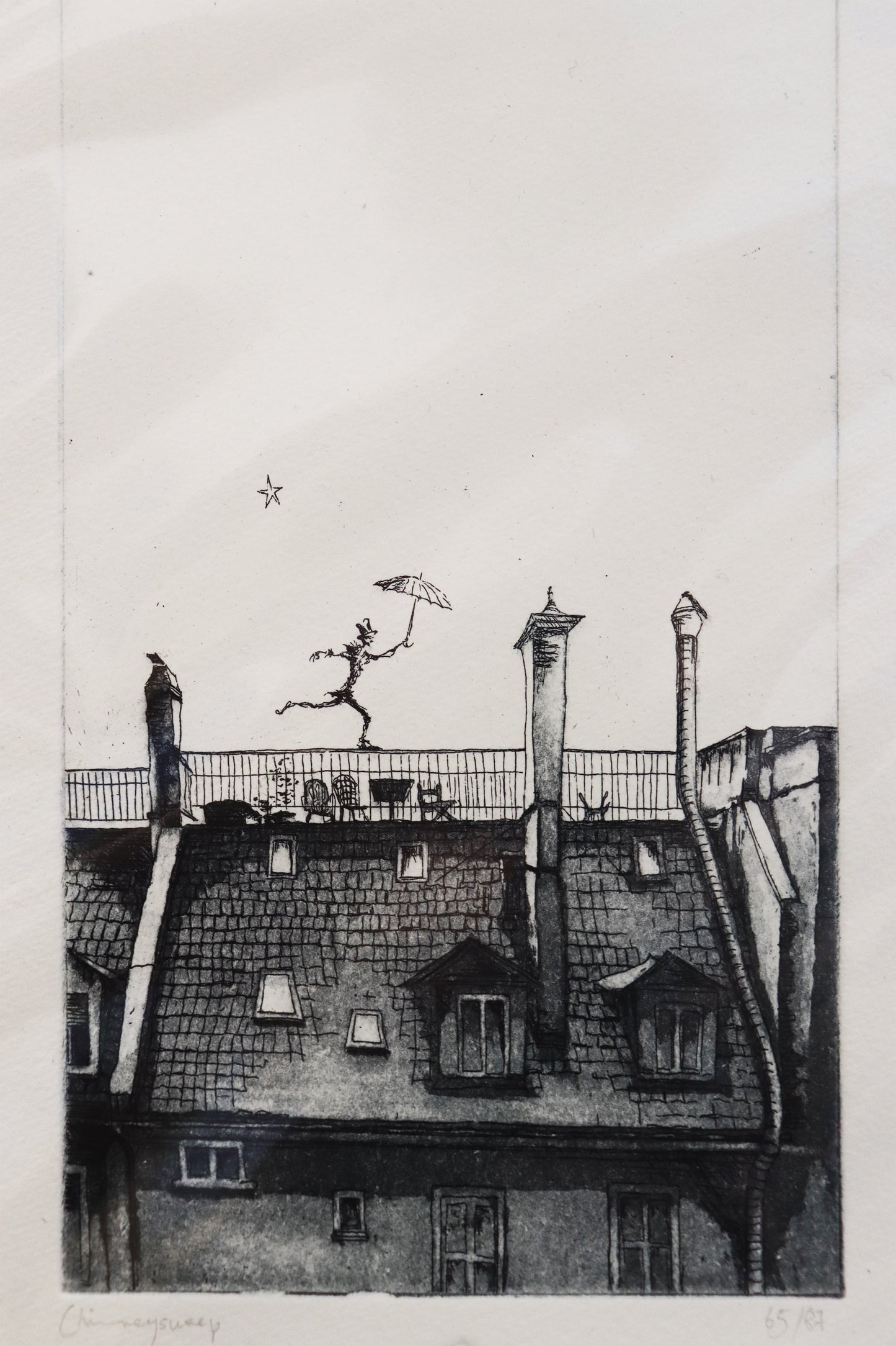 Original Radierung von Frank Lindenberg, Titel: "Chimneysweep". Darstellung eines Schornsteinfegers, der mit einem (Sonnen)Schirm über ein Dach balanciert, darüber eine große Leerfläche des Himmels, Radierung auf Karton, Detailansicht, erhältlich bei Galerie Waldbach - What The Artist Made