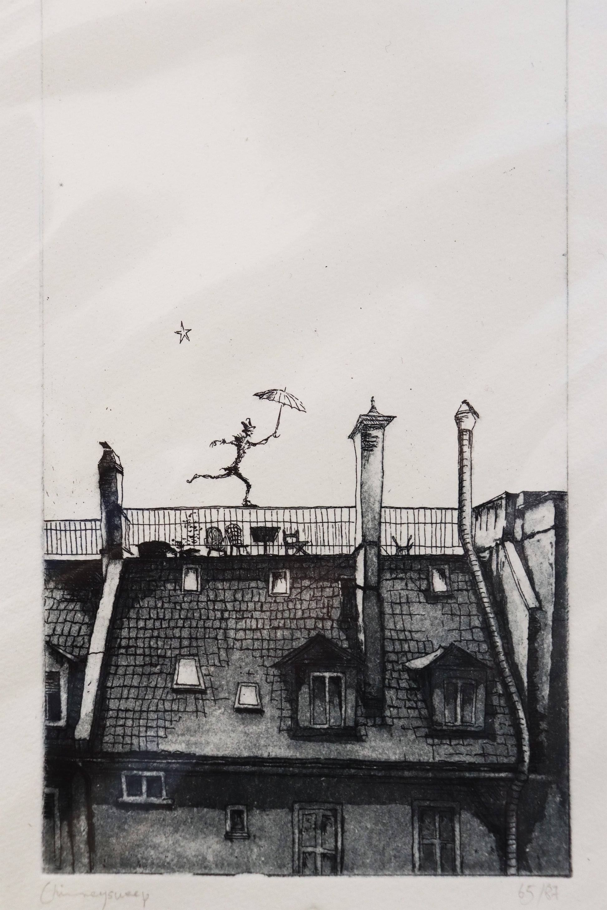 Original Radierung von Frank Lindenberg, Titel: "Chimneysweep". Darstellung eines Schornsteinfegers, der mit einem (Sonnen)Schirm über ein Dach balanciert, darüber eine große Leerfläche des Himmels, Radierung auf Karton, Detailansicht, erhältlich bei Galerie Waldbach - What The Artist Made