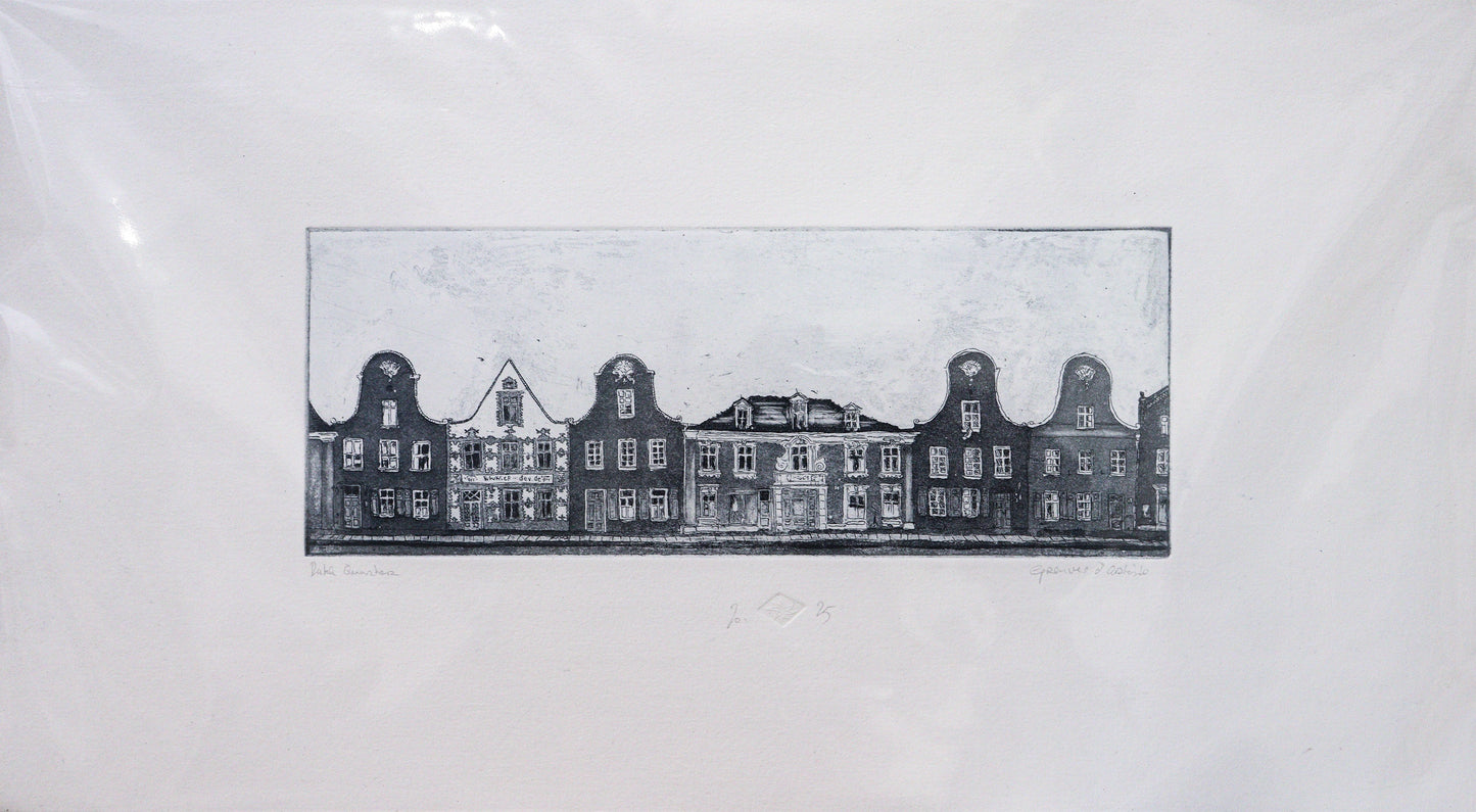 Original Radierung von Frank Lindenberg, Titel "Dutch Quarters".  Darstellung einer Häuserzeile des Holländischen Viertels in Potsdam, mit typischer Architektur.  Radierung auf Karton, Farbe blau-schwarz erhältlich bei Galerie Waldbach - What The Artist Made