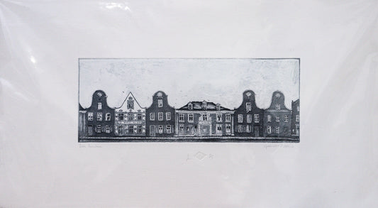 Original Radierung von Frank Lindenberg, Titel "Dutch Quarters".  Darstellung einer Häuserzeile des Holländischen Viertels in Potsdam, mit typischer Architektur.  Radierung auf Karton, Farbe blau-schwarz erhältlich bei Galerie Waldbach - What The Artist Made