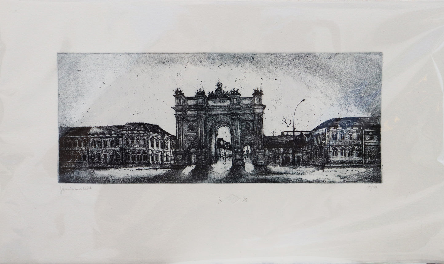 Original Radierung von Frank Lindenberg, Titel: "Garnisionsstadt". Darstellung des Brandenburger Tores in Potsdam, Blick auf die Brandenburger Straße vom Luisenplatz aus,  Radierung auf Karton, Farbe schwarz erhältlich bei Galerie Waldbach - What The Artist Made