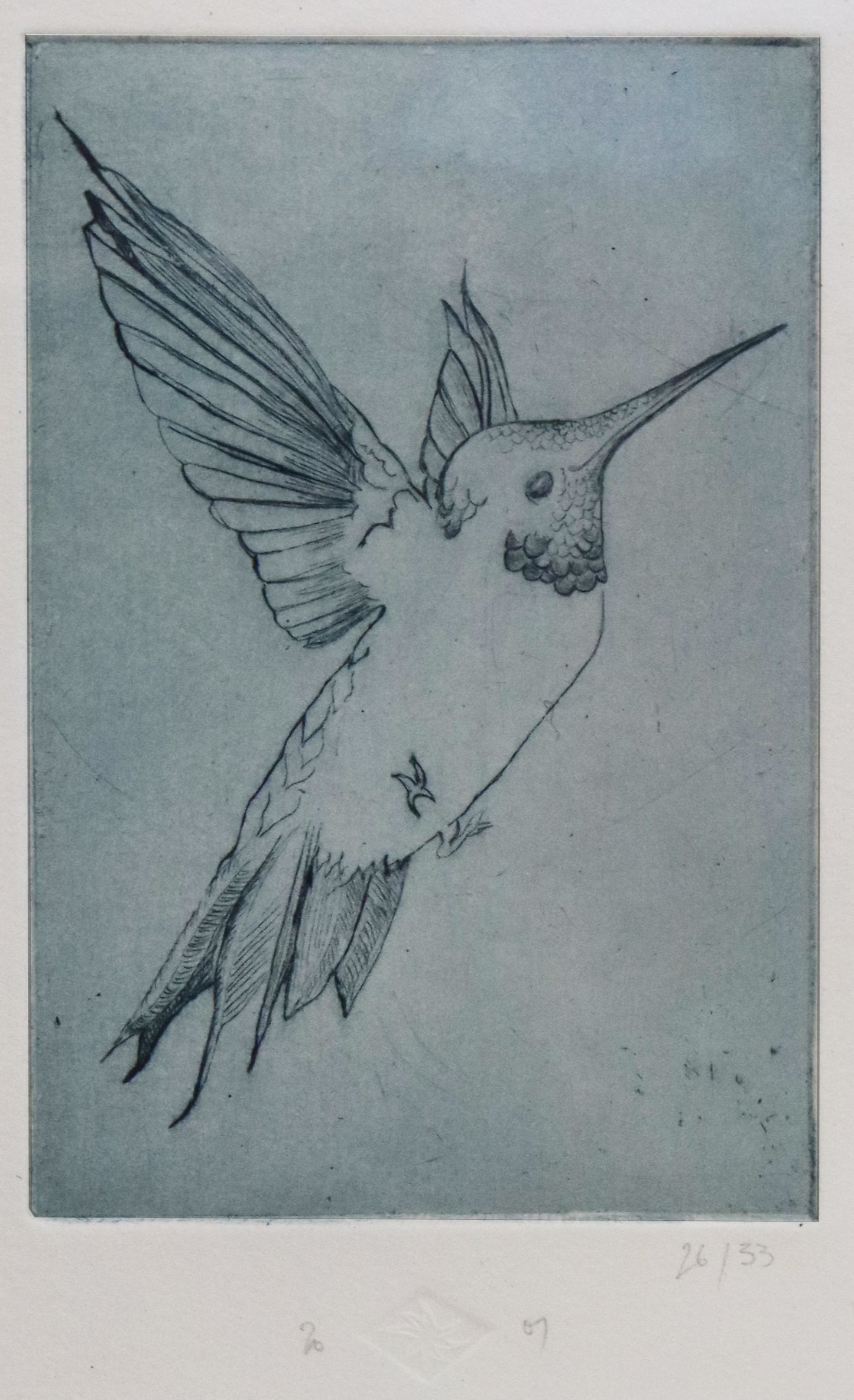 Original Radierung von Frank Lindenberg, Titel: "Kolibri". Motiv eines Kolibris, fliegend, blau,  Radierung auf Karton, Detailansicht, erhältlich bei Galerie Waldbach - What The Artist Made